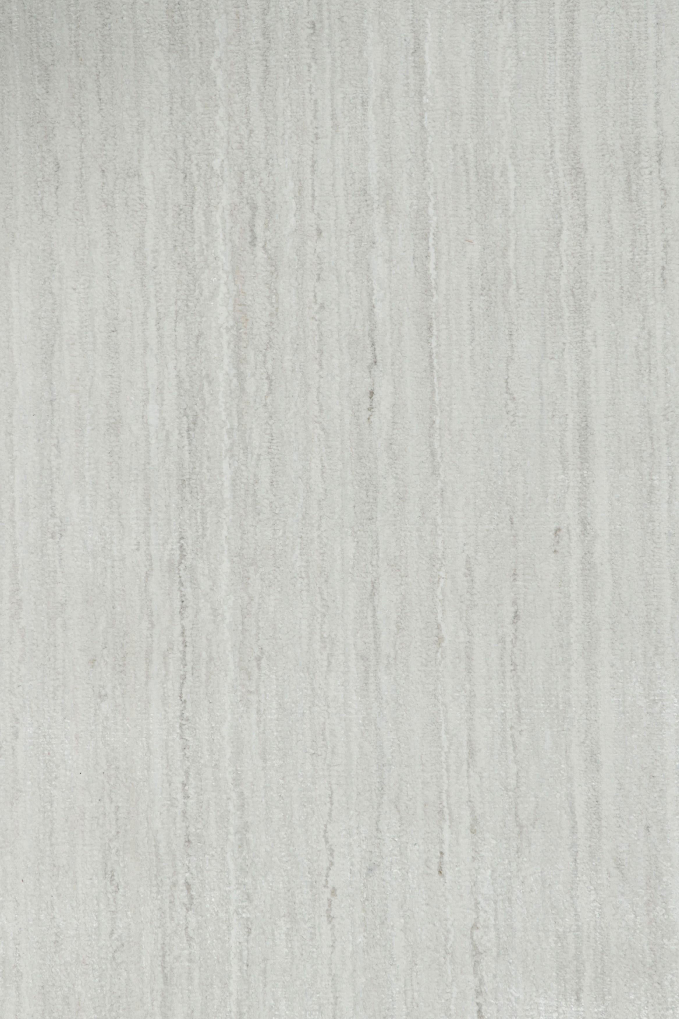 Dieser handgefertigte Teppich im Format 15x24 aus Kunstseide ist eine reichhaltige Ergänzung der Textural-Teppichkollektion von Rug & Kilim - mit einer beeindruckenden Palette an neutralen Farben und der Aufmerksamkeit für Bewegung in seinem