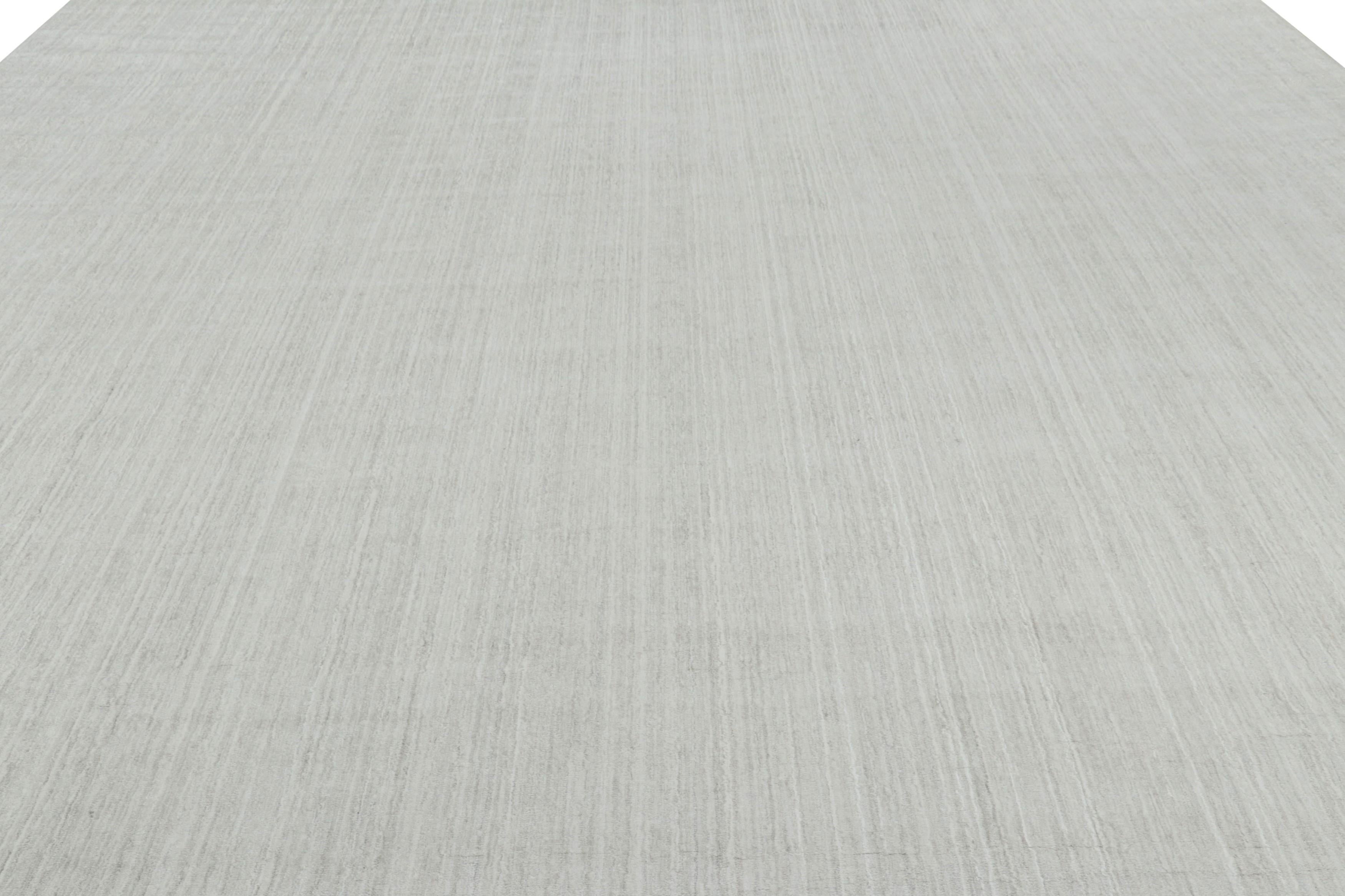 Rug & Kilim's übergroßer Strukturteppich in massivem Weiß und silbergrauen Streifen (Moderne) im Angebot