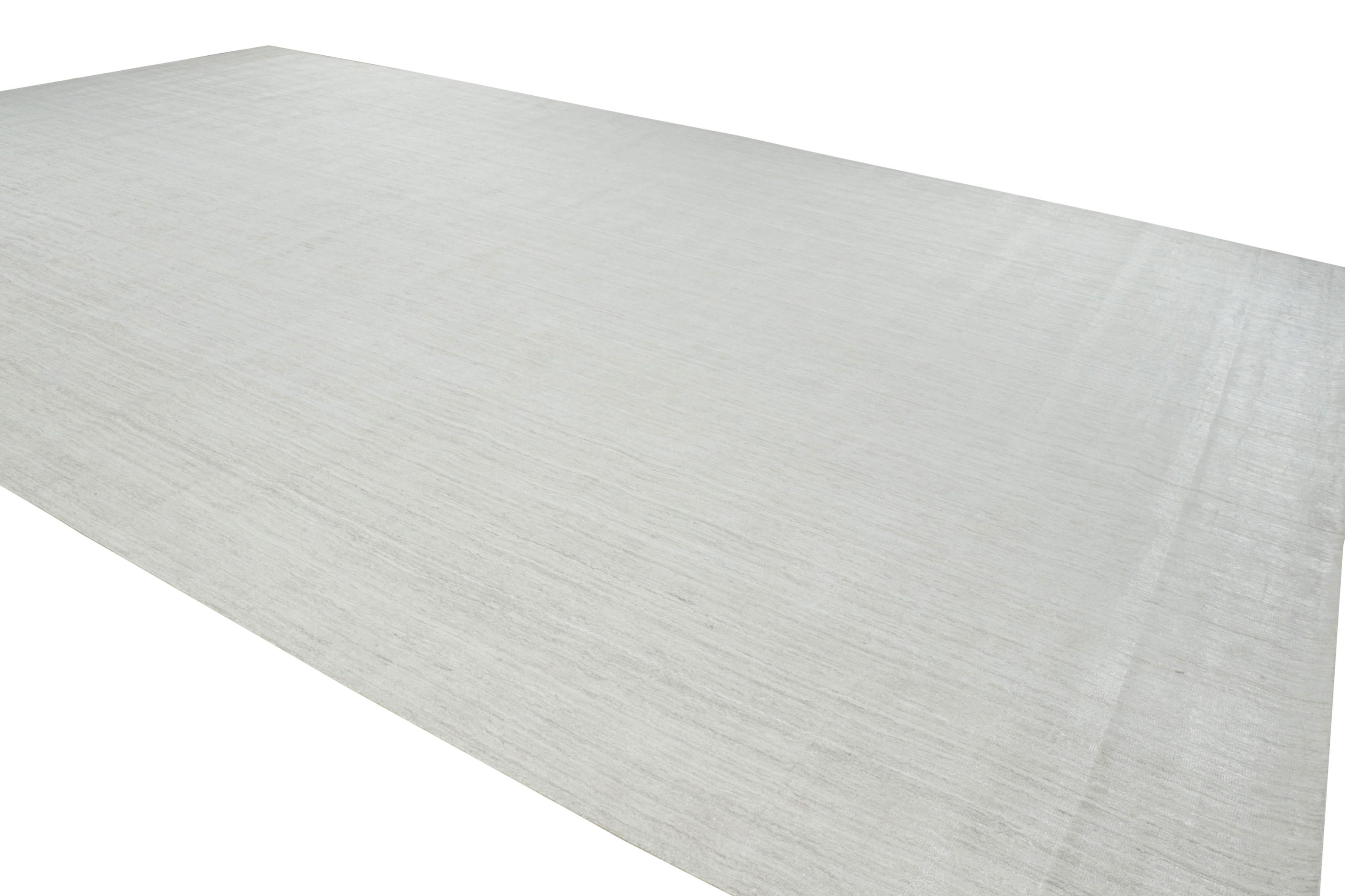 Rug & Kilim's übergroßer Strukturteppich in massivem Weiß und silbergrauen Streifen (Indisch) im Angebot