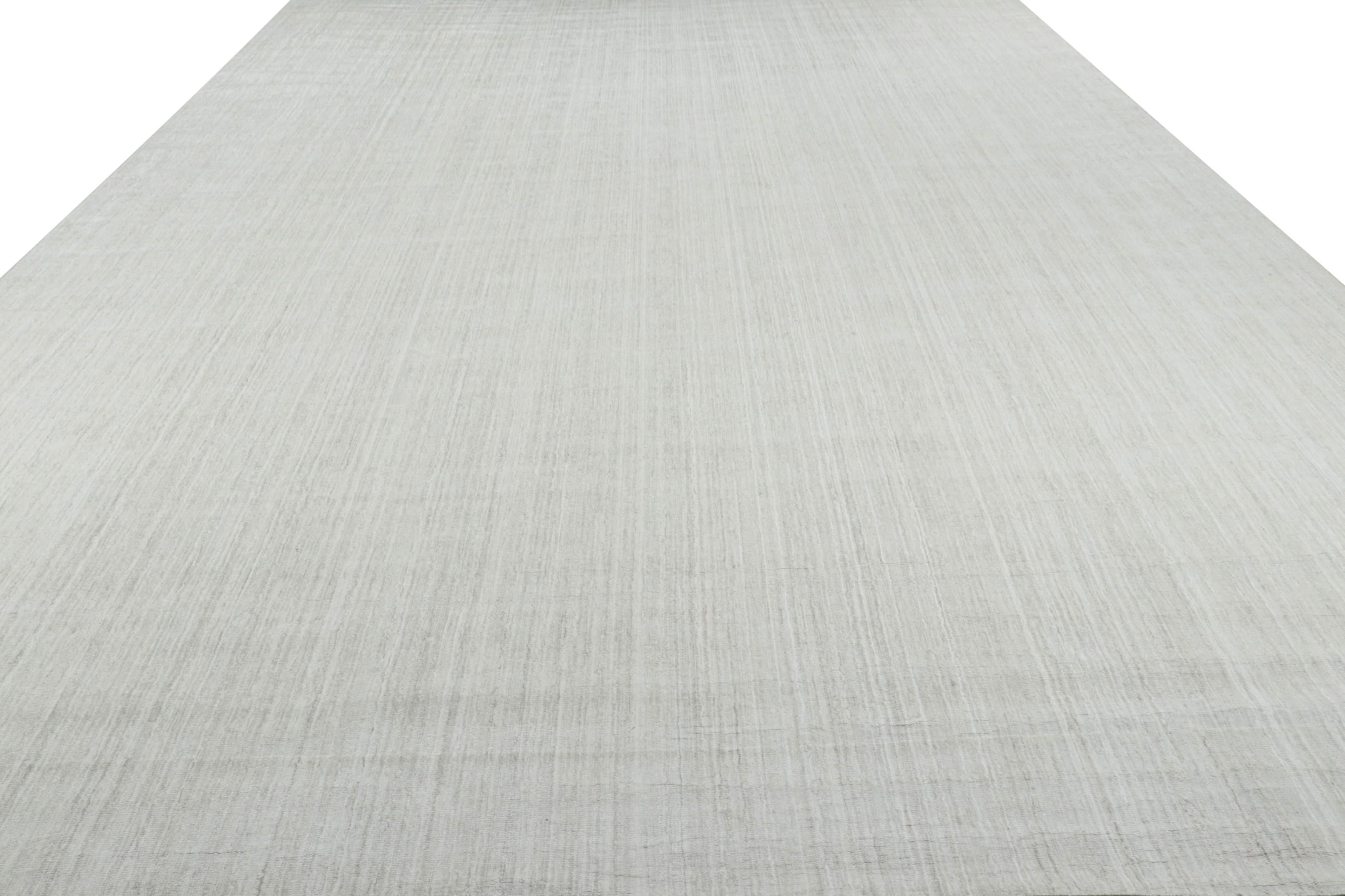 Rug & Kilim's übergroßer Strukturteppich in massivem Weiß und silbergrauen Streifen (Handgeknüpft) im Angebot