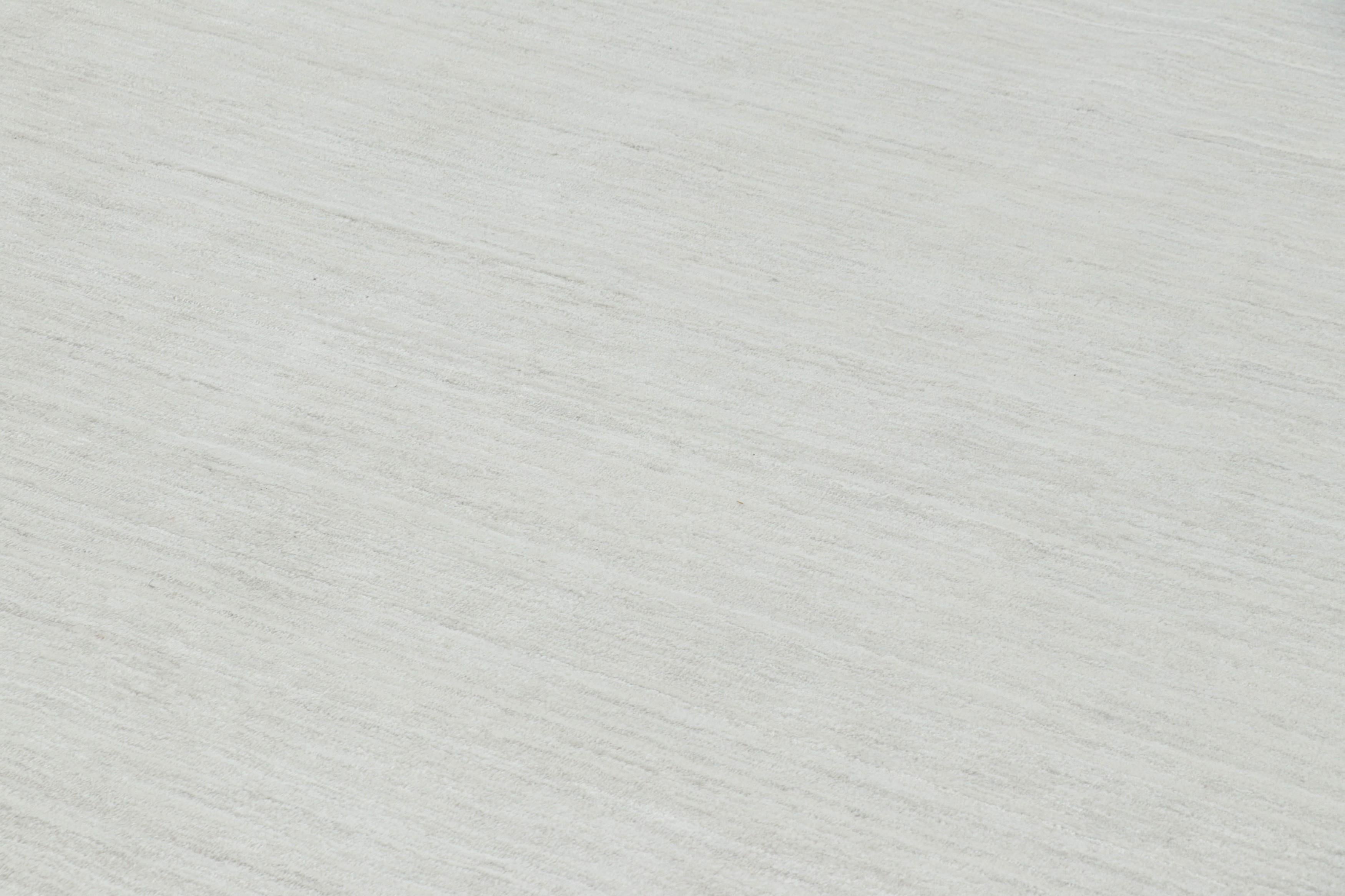 Rug & Kilim è un tappeto testurizzato sovradimensionato con striature bianche e grigio-argento. In condizioni Nuovo in vendita a Long Island City, NY