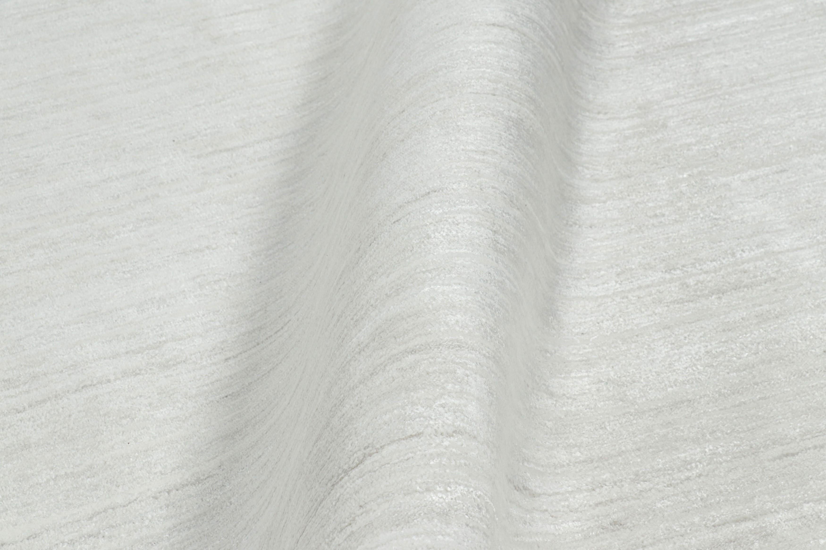 Rug & Kilim's übergroßer Strukturteppich in massivem Weiß und silbergrauen Streifen (21. Jahrhundert und zeitgenössisch) im Angebot