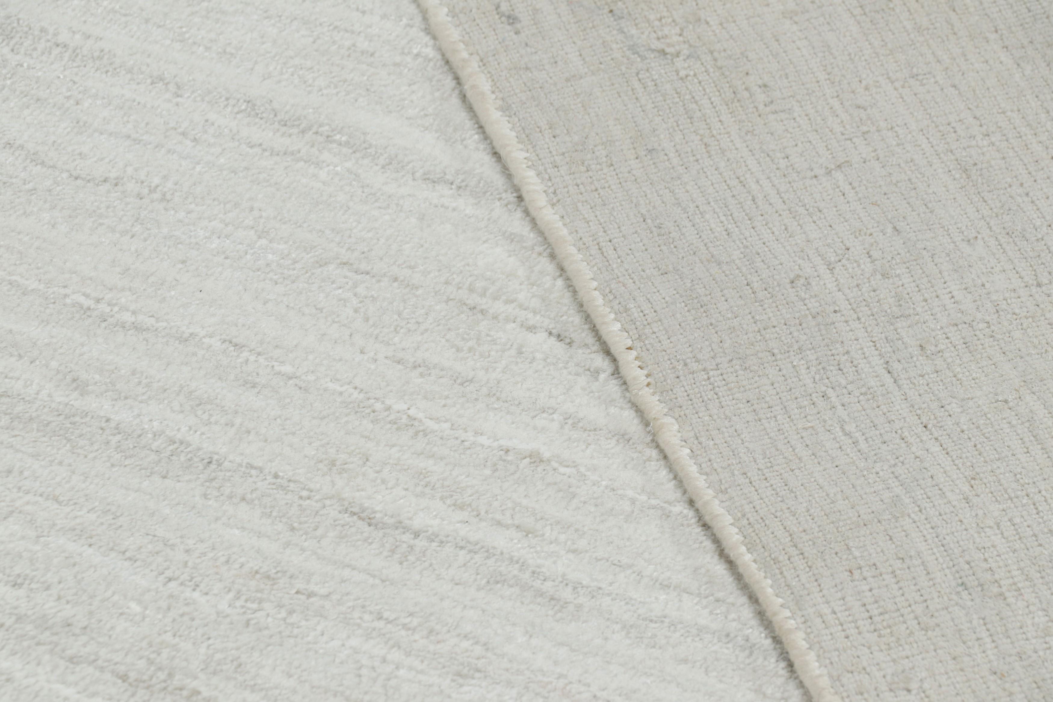 Rug & Kilim's übergroßer Strukturteppich in massivem Weiß und silbergrauen Streifen (Seide) im Angebot