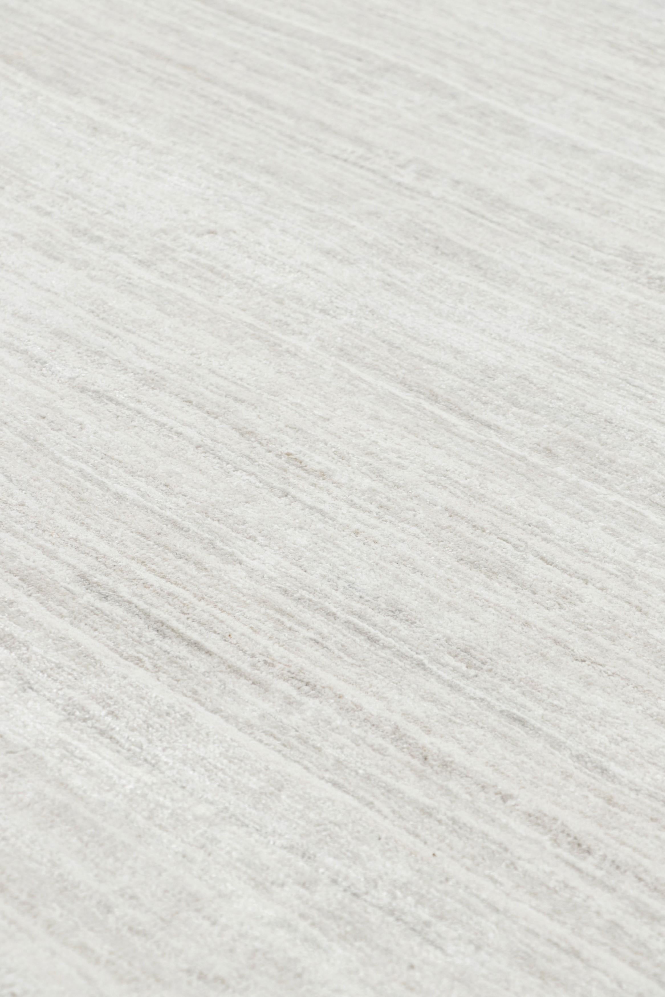 Realizzato a mano in seta artistica, questo tappeto 12x15 è una nuova ricca aggiunta alla collezione di tappeti Textural di Rug & Kilim, con un'impressionante gamma di colori neutri e un'attenzione al movimento nel suo gioco unico di righe e