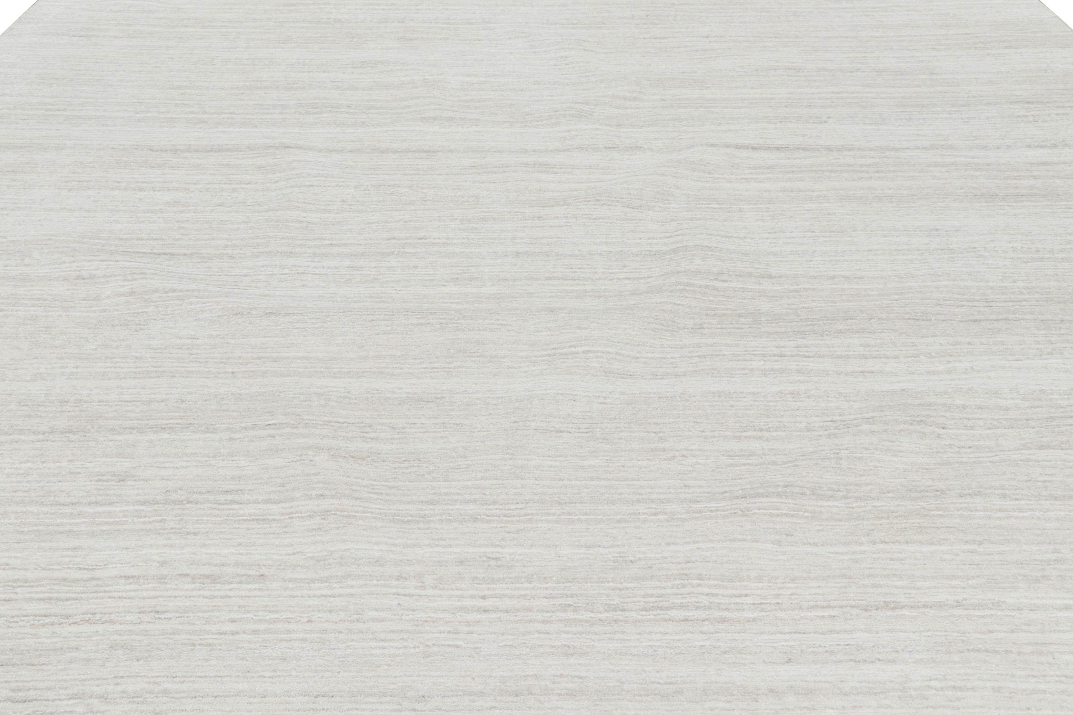 Moderno Rug & Kilim è un tappeto oversize a strisce bianche, beige e crema. in vendita
