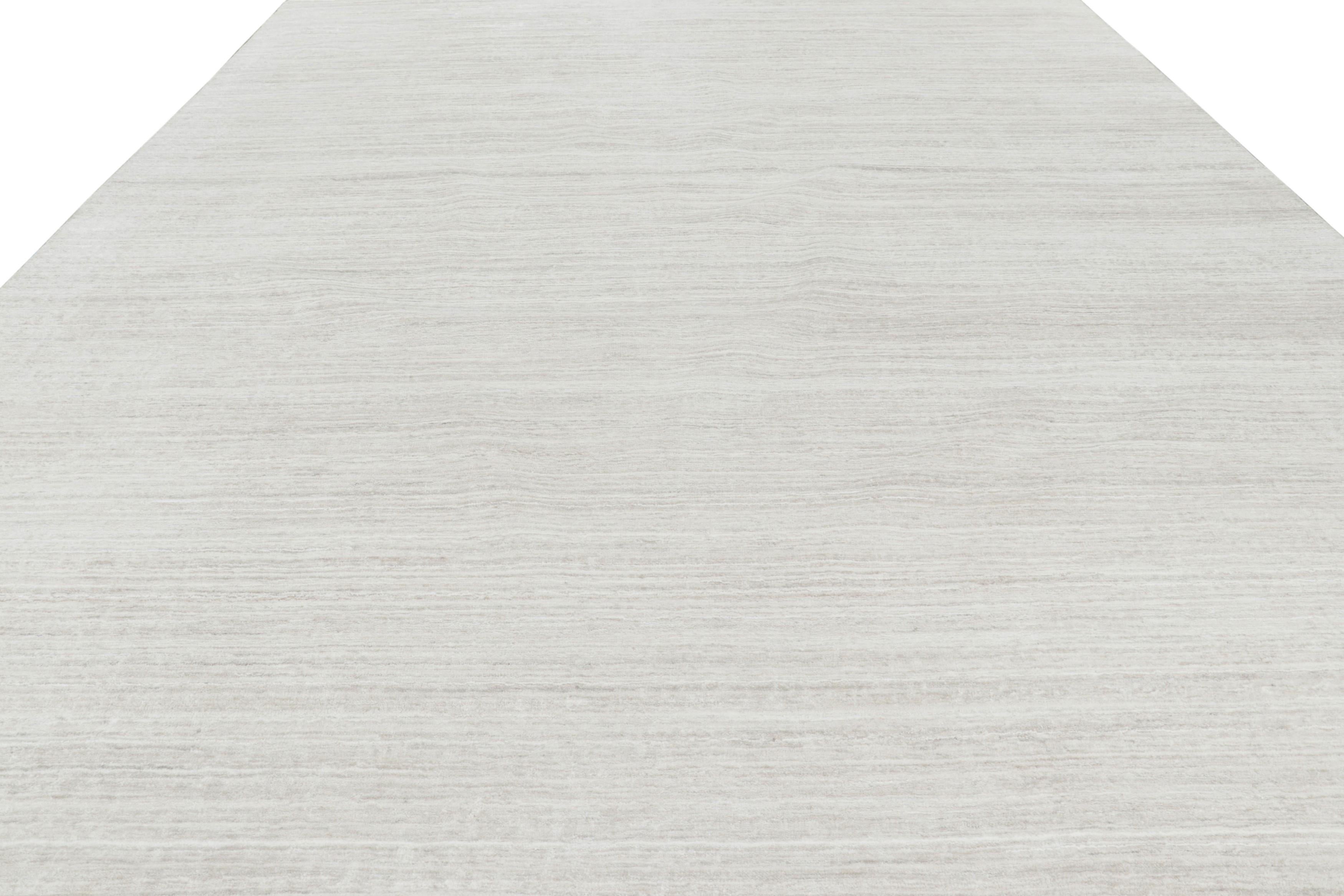 Annodato a mano Rug & Kilim è un tappeto oversize a strisce bianche, beige e crema. in vendita