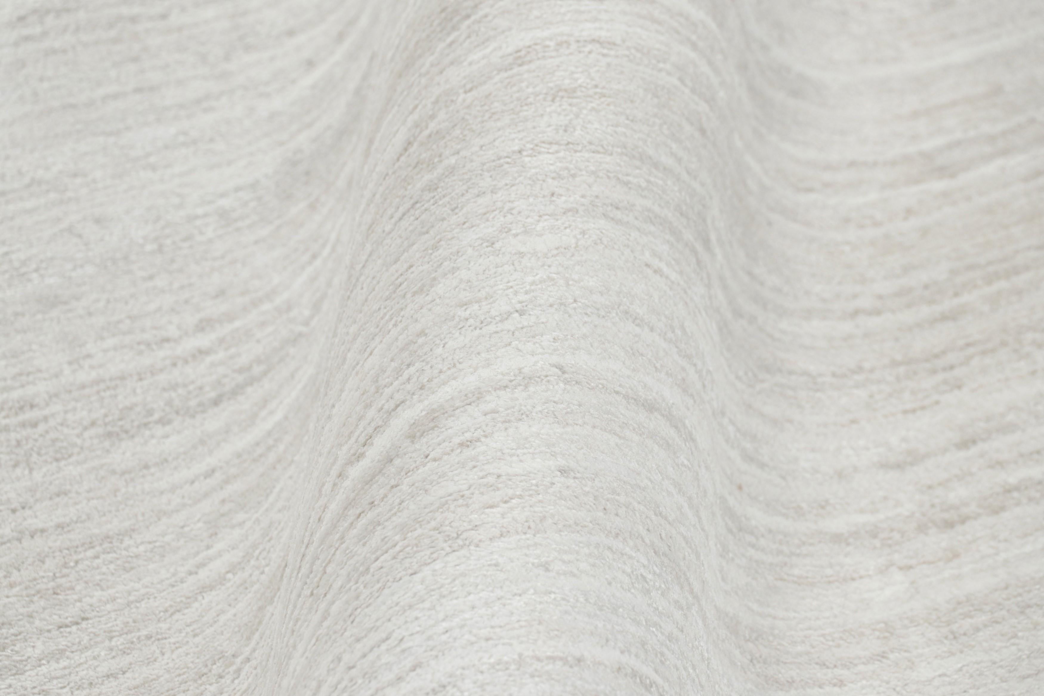 XXI secolo e contemporaneo Rug & Kilim è un tappeto oversize a strisce bianche, beige e crema. in vendita