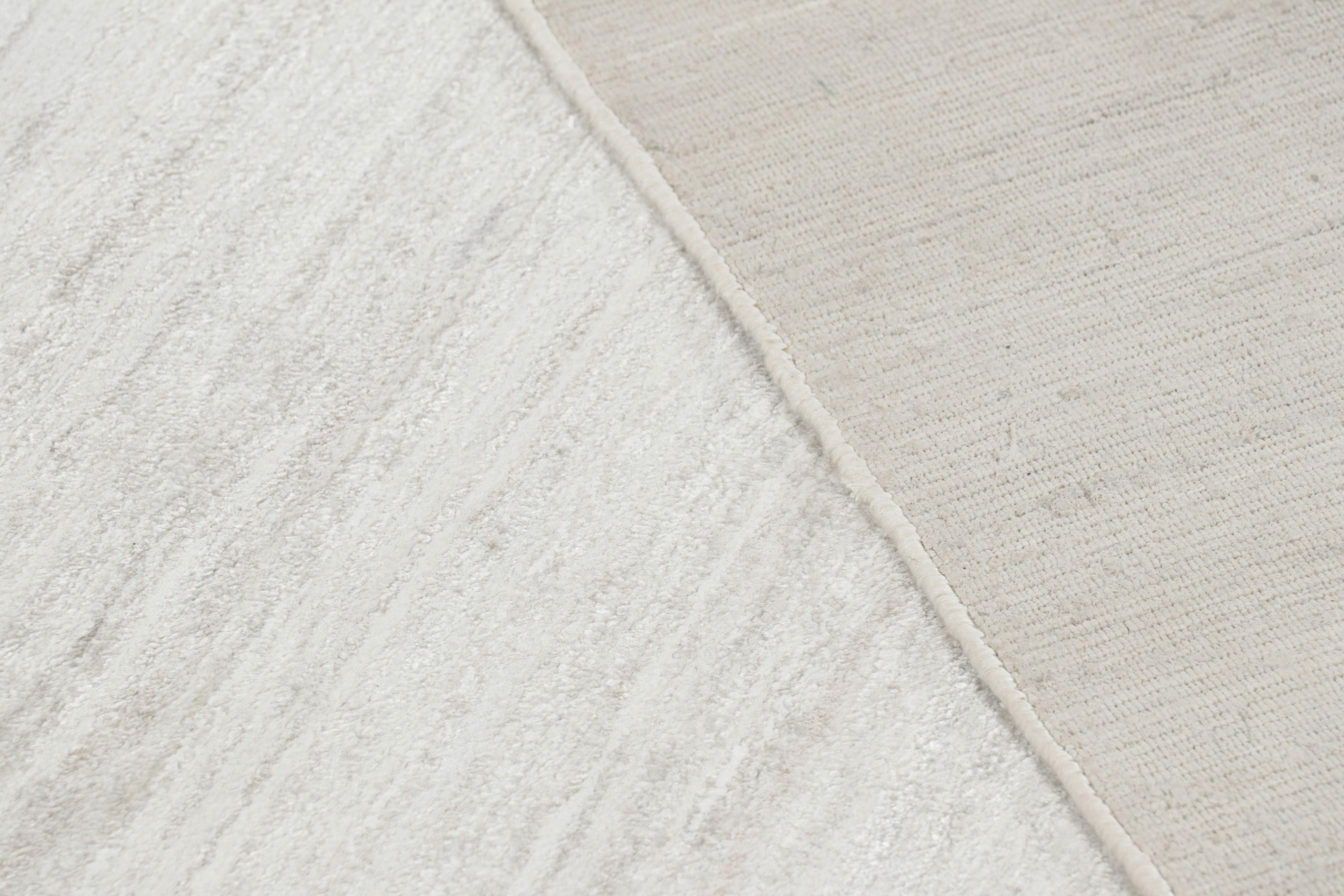 Seta Rug & Kilim è un tappeto oversize a strisce bianche, beige e crema. in vendita