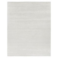 Rug & Kilim è un tappeto oversize a strisce bianche, beige e crema.