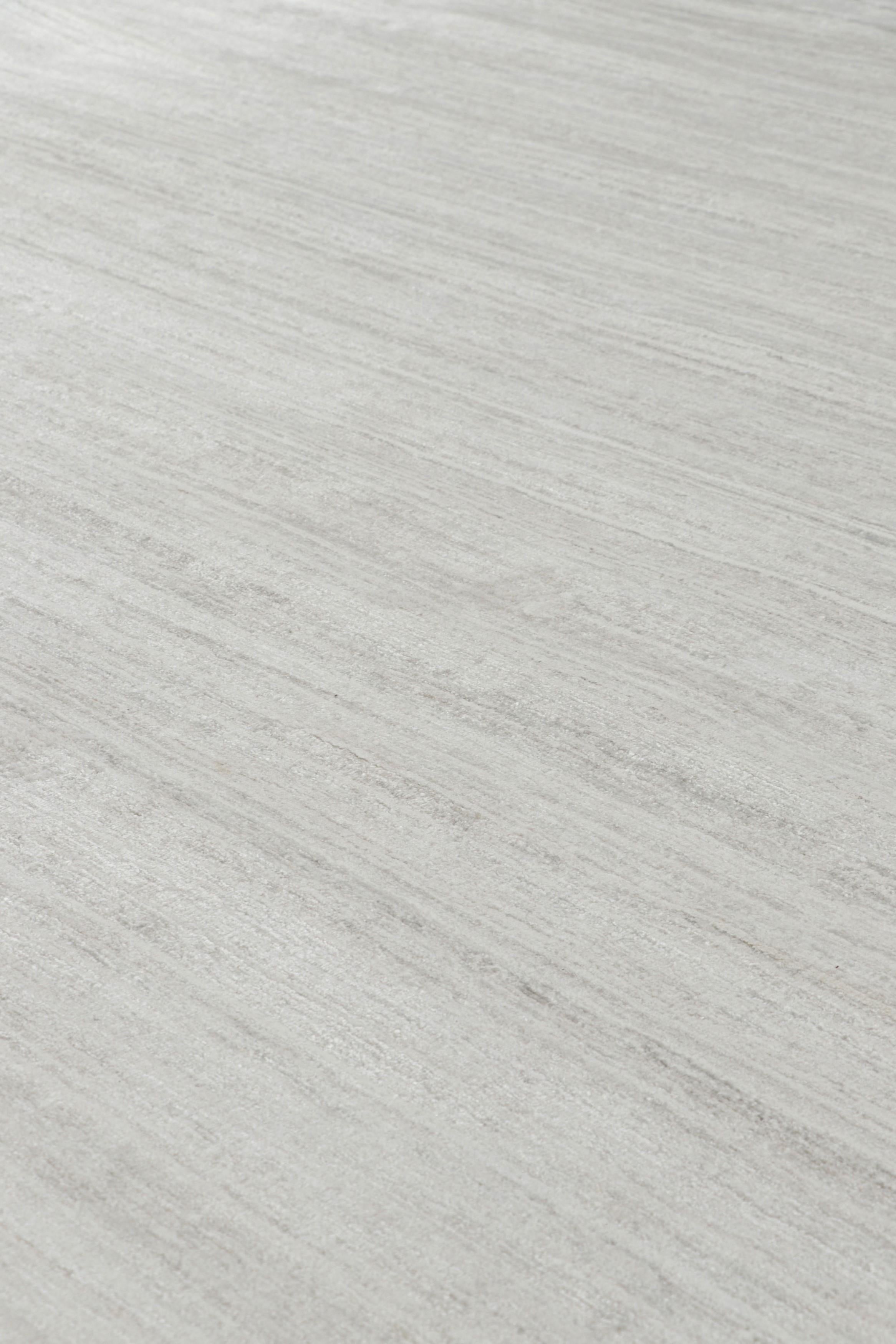 Questo tappeto 11x18 è un'entusiasmante novità della collezione di tappeti scandinavi di Rug & Kilim: una nuova linea di tappeti a tessitura piatta, realizzati con una lussuosa miscela di lana tessuta a mano e filati esotici ispirati