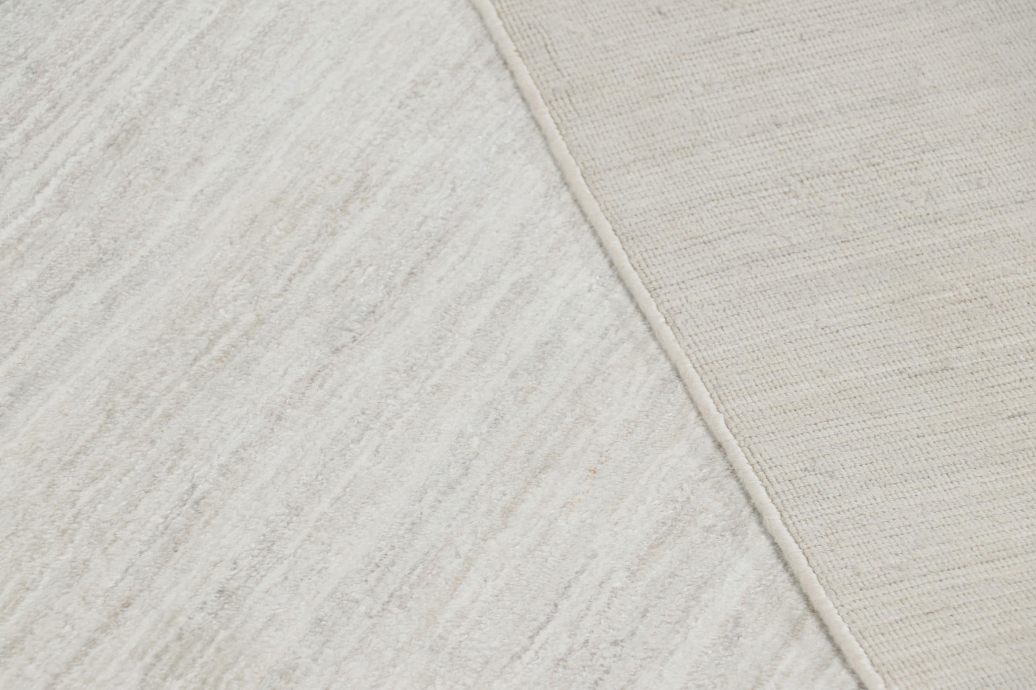 Seta Rug & Kilim è un tappeto oversize a righe solide bianche, grigie e panna in vendita