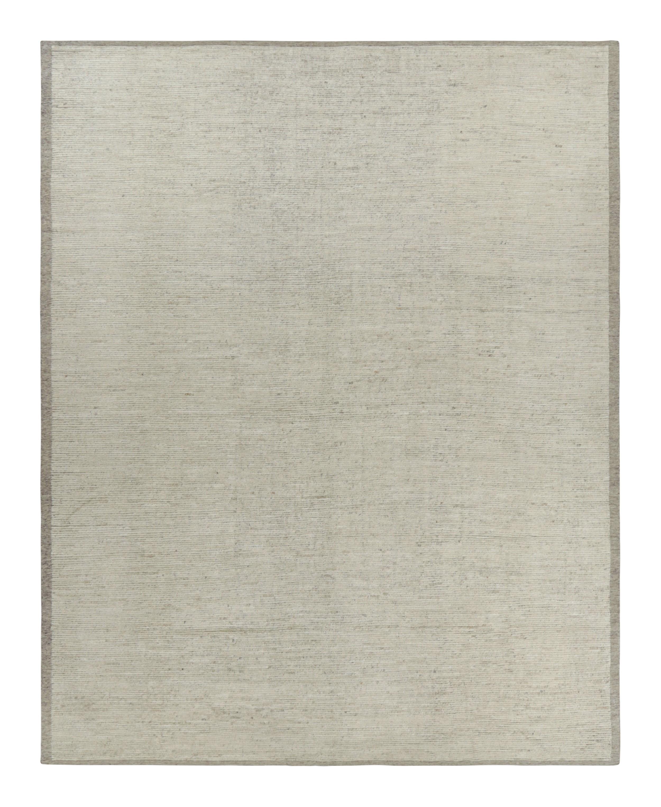 Tessuto a mano in lana, questo tappeto contemporaneo oversize 14x15 è un'entusiasmante aggiunta alla collezione di tappeti Textural di Rug & Kilim. Questa linea particolare presenta tappeti con un gioco di vello e trama piatta, con un sottile