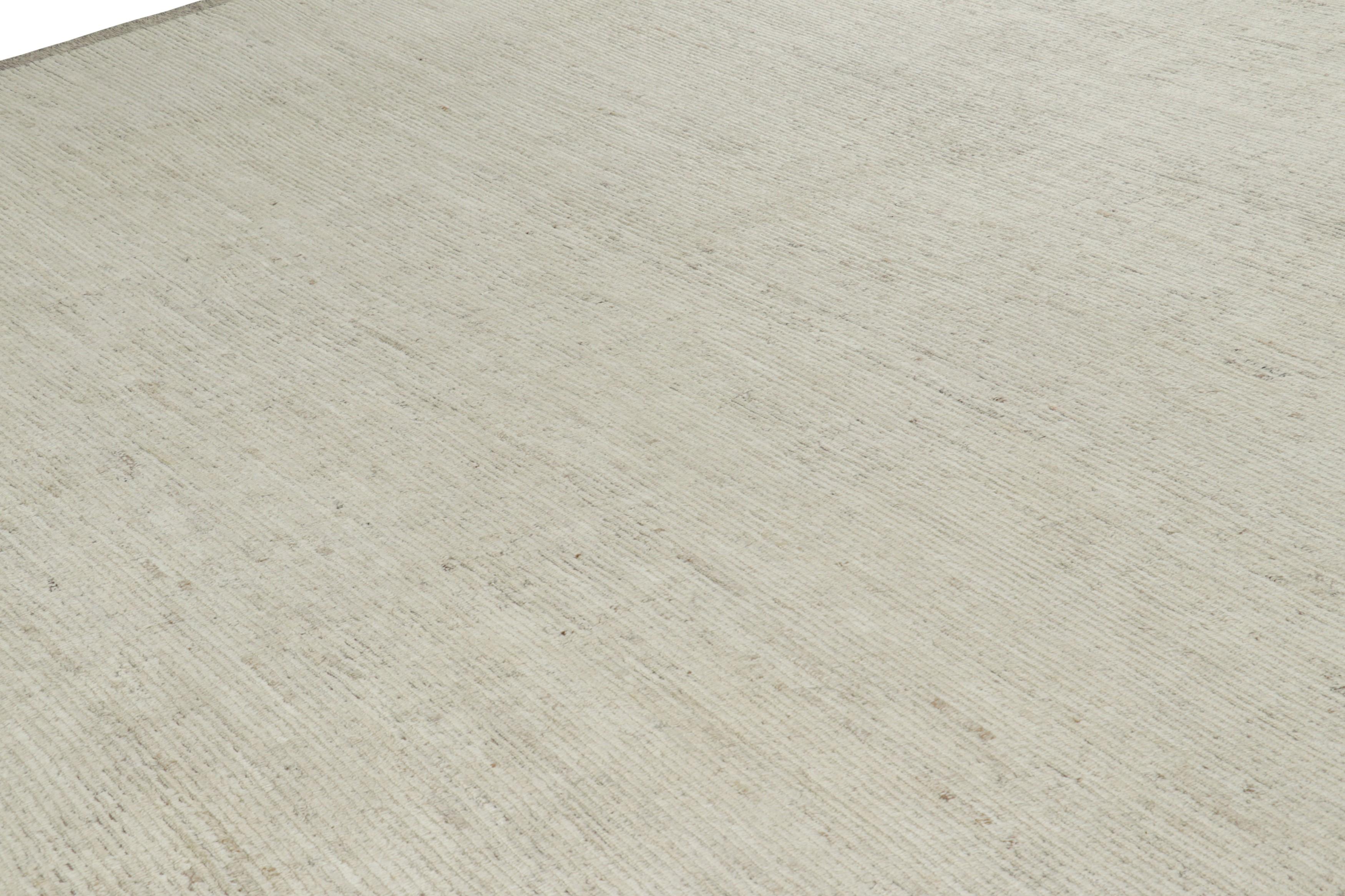 Moderno Rug & Kilim: un tappeto testurizzato oversize nei toni del bianco solido in vendita