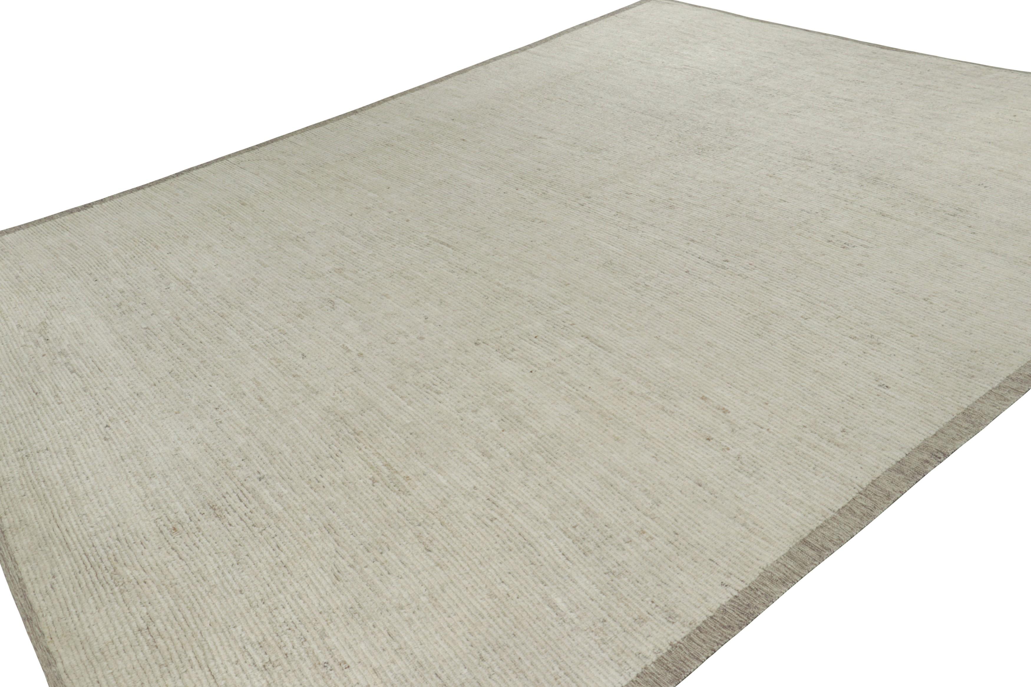 Tessuto a mano Rug & Kilim: un tappeto testurizzato oversize nei toni del bianco solido in vendita