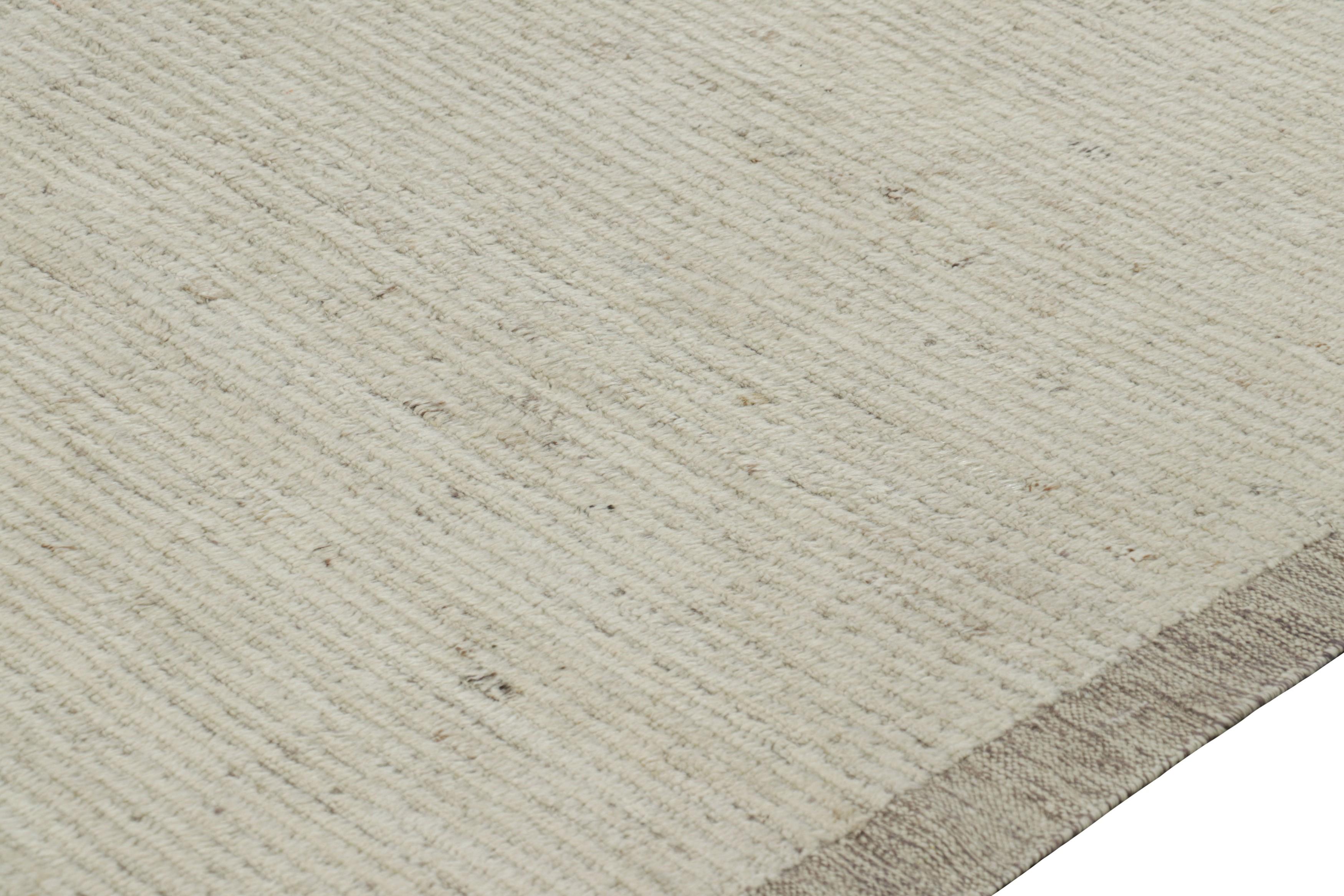 Rug & Kilim: un tappeto testurizzato oversize nei toni del bianco solido In condizioni Nuovo in vendita a Long Island City, NY