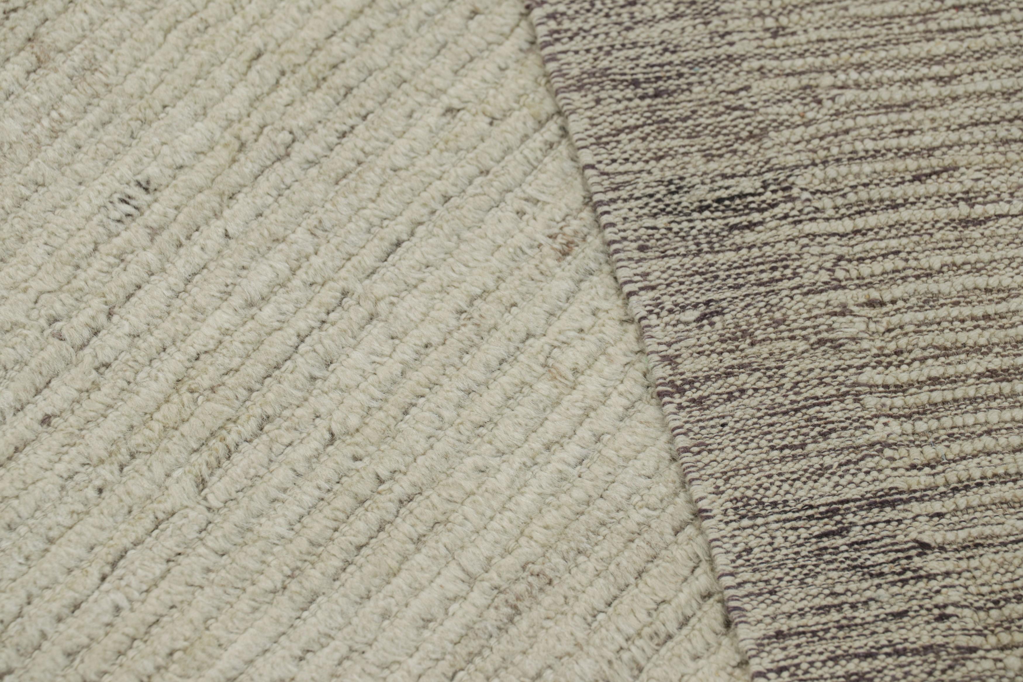 XXI secolo e contemporaneo Rug & Kilim: un tappeto testurizzato oversize nei toni del bianco solido in vendita