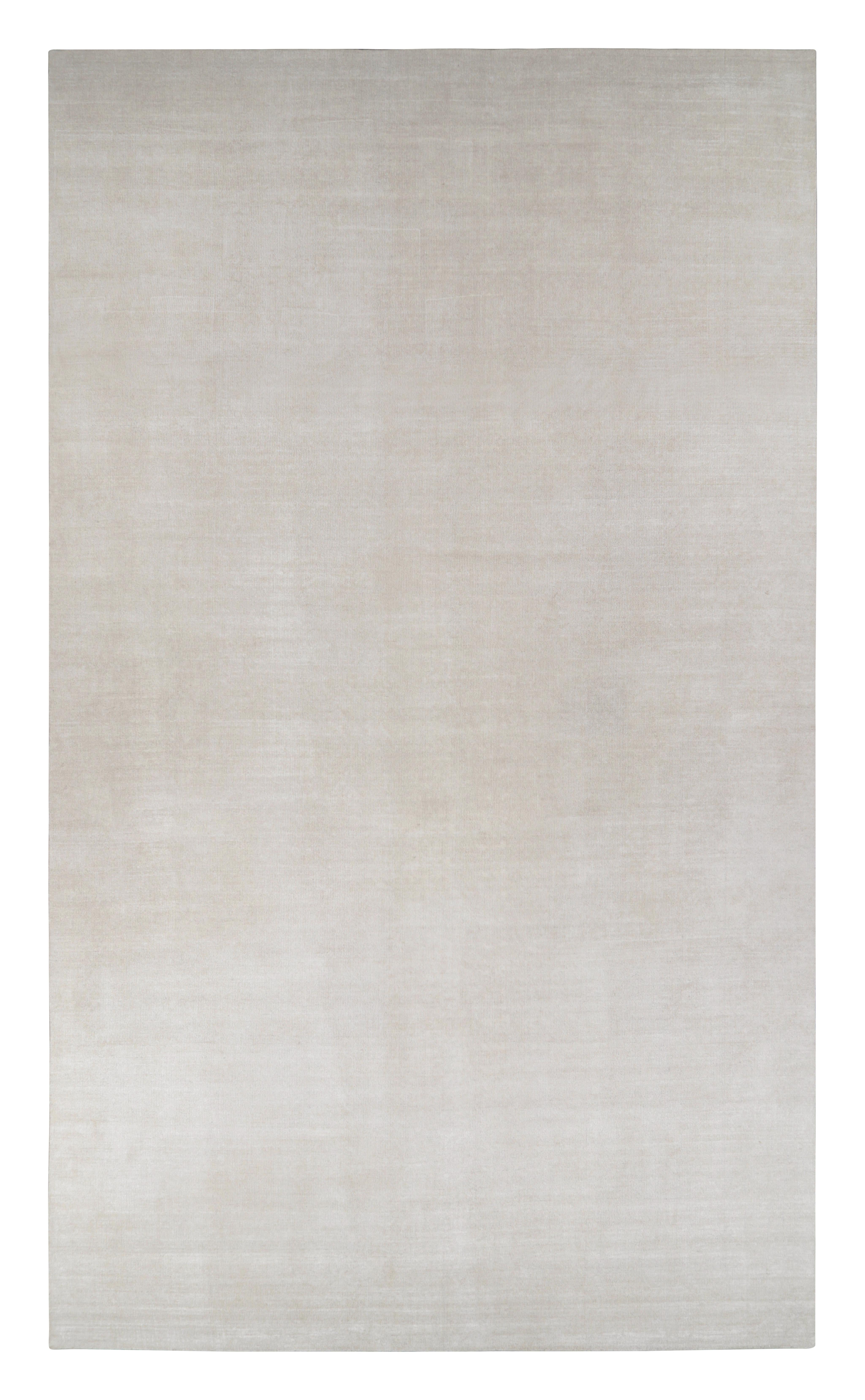 Questo tappeto in seta 14x24 annodato a mano è una nuova e audace aggiunta alla Rug & Kilim's Textural Collection e rappresenta una serie di tappeti contemporanei realizzati da uno dei più talentuosi atelier e designer persiani oggi in