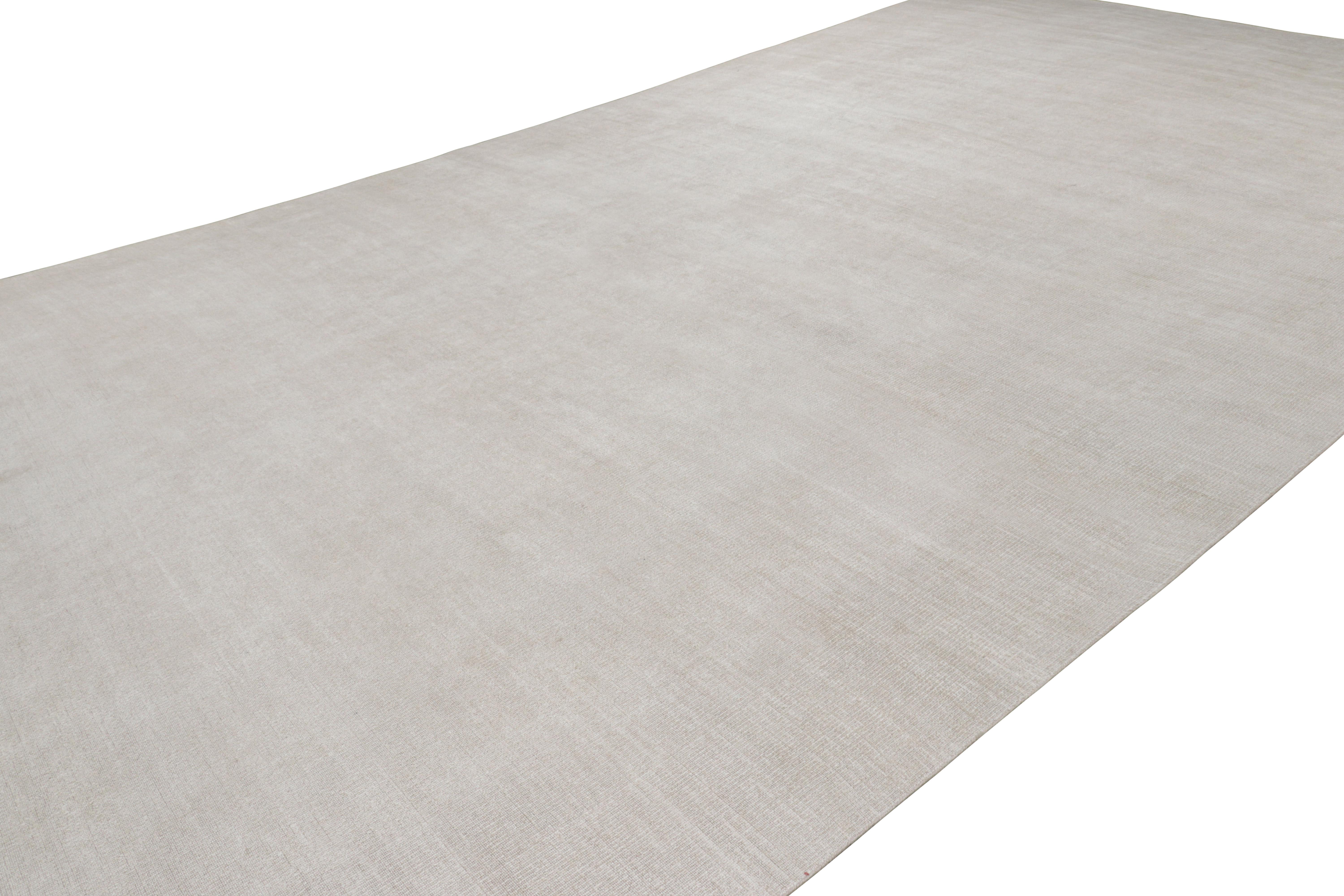 Indiano Rug & Kilim è un tappeto oversize dai toni e dalle striature bianche e beige. in vendita