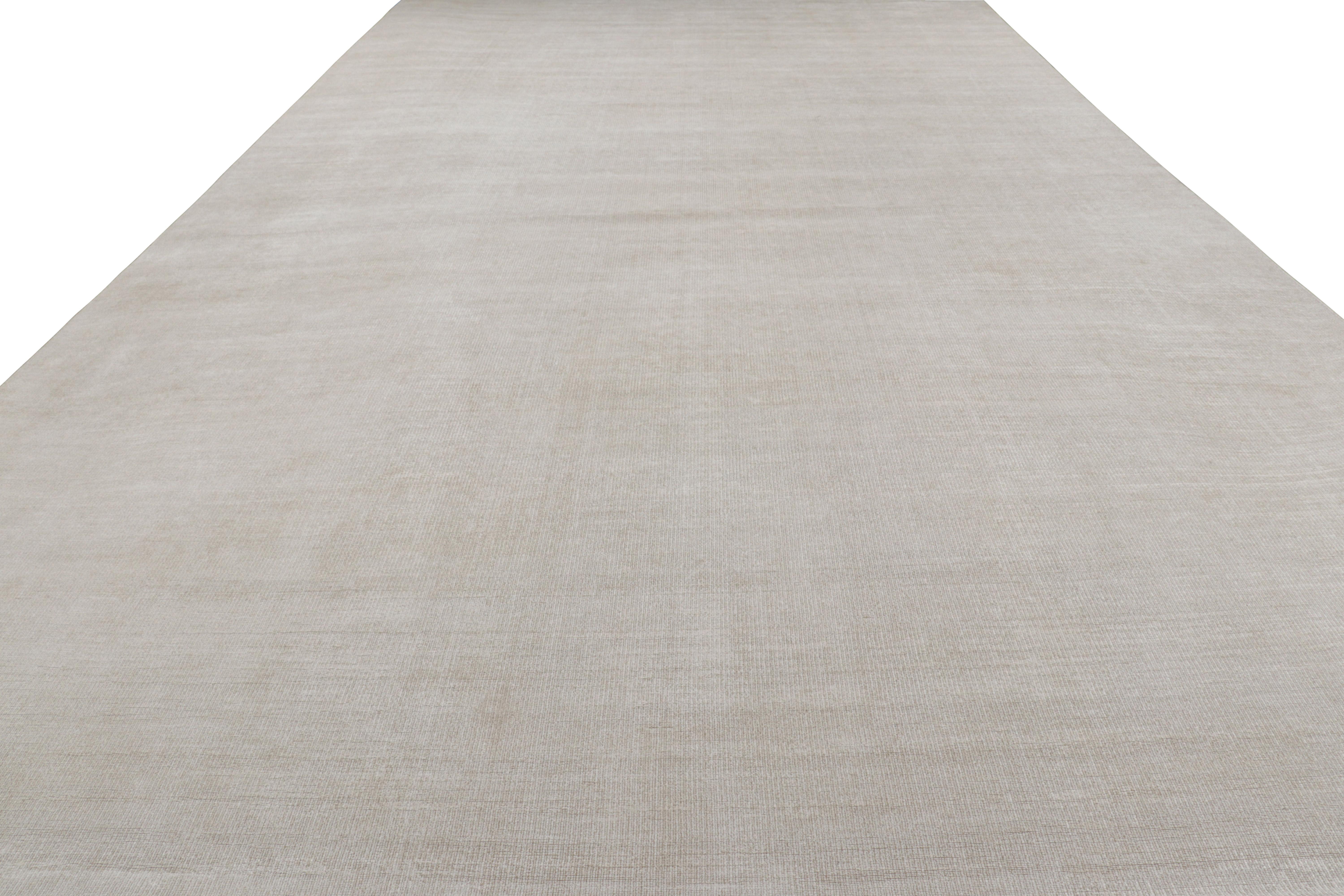 Annodato a mano Rug & Kilim è un tappeto oversize dai toni e dalle striature bianche e beige. in vendita
