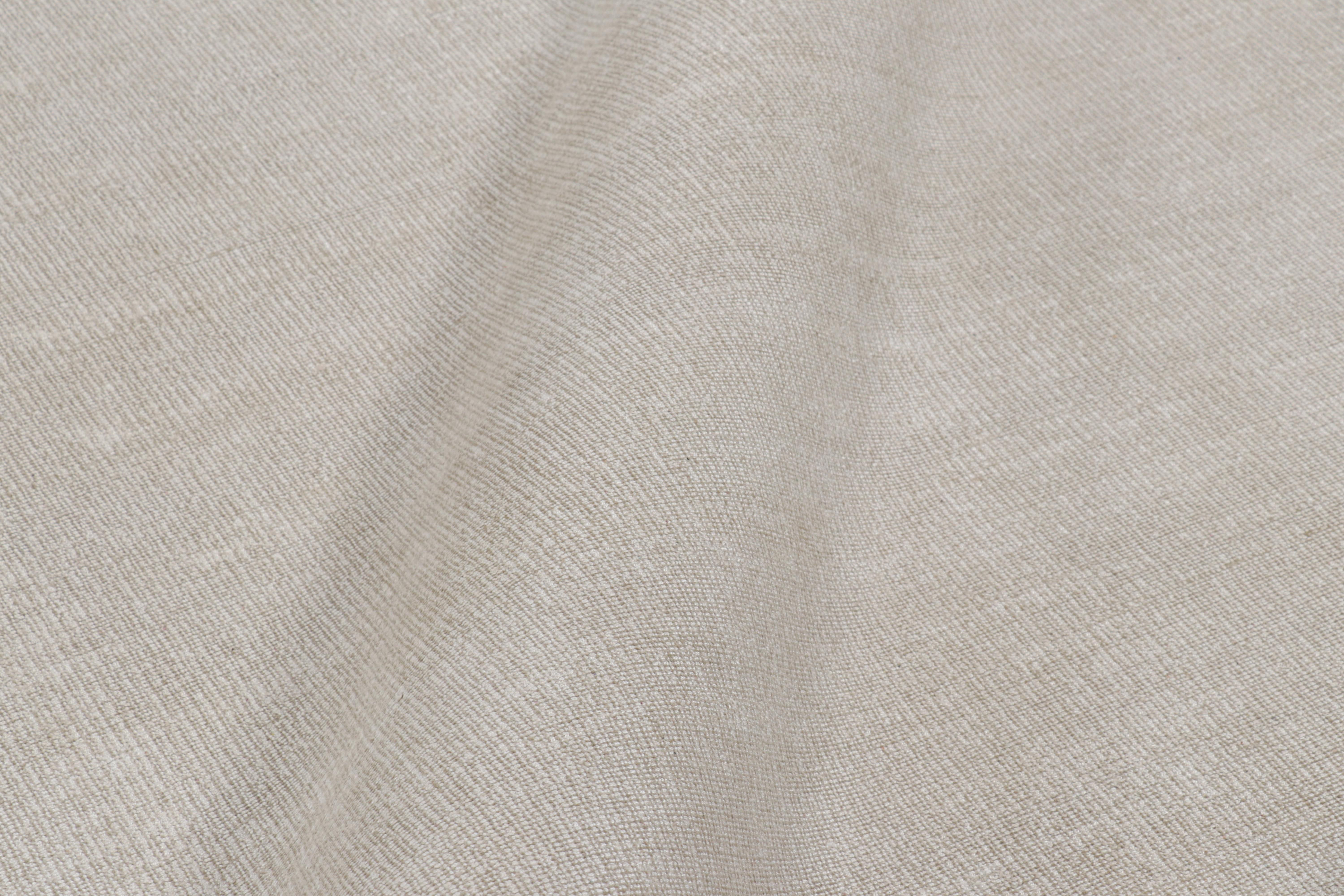 XXI secolo e contemporaneo Rug & Kilim è un tappeto oversize dai toni e dalle striature bianche e beige. in vendita