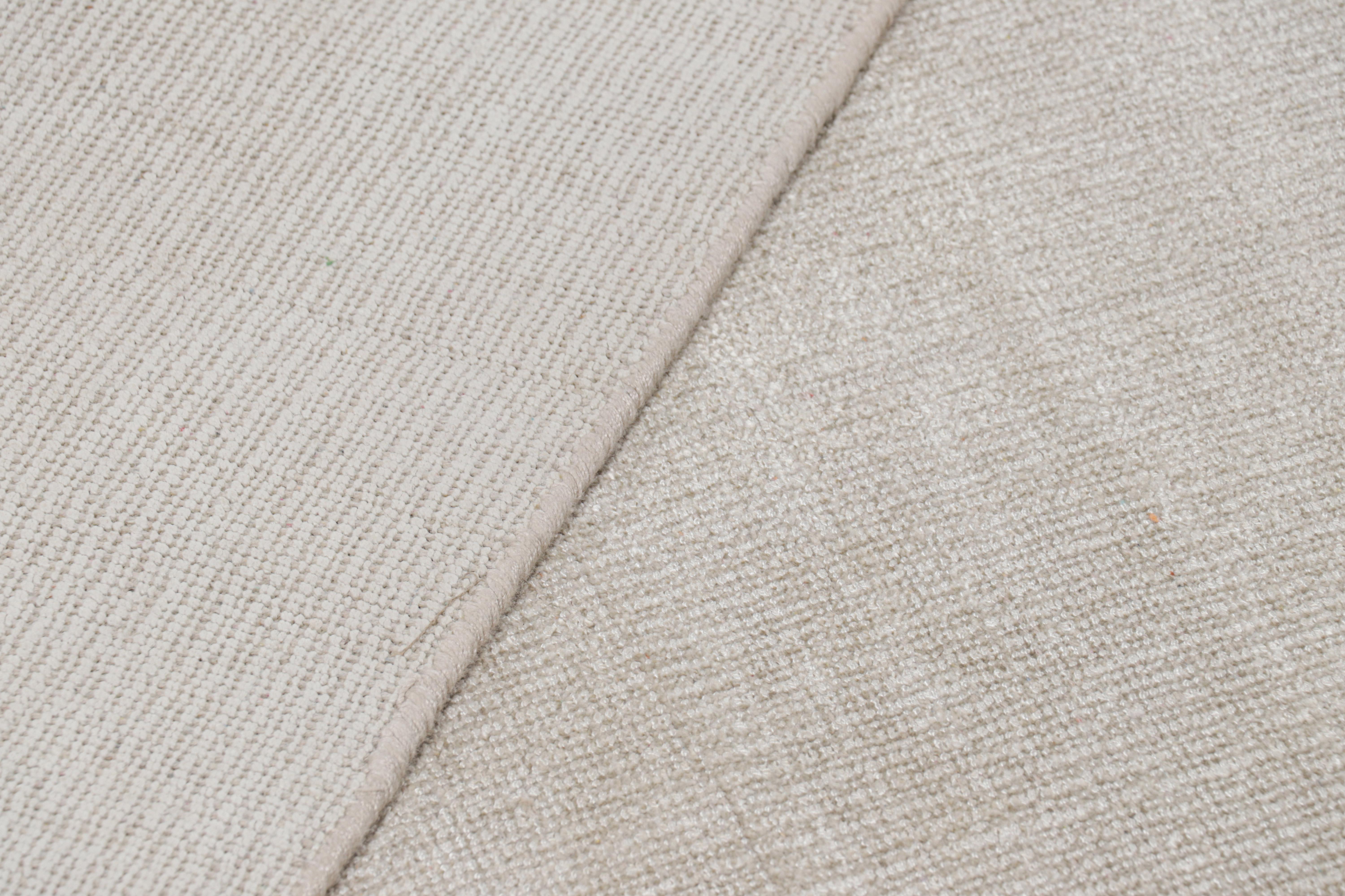 Seta Rug & Kilim è un tappeto oversize dai toni e dalle striature bianche e beige. in vendita
