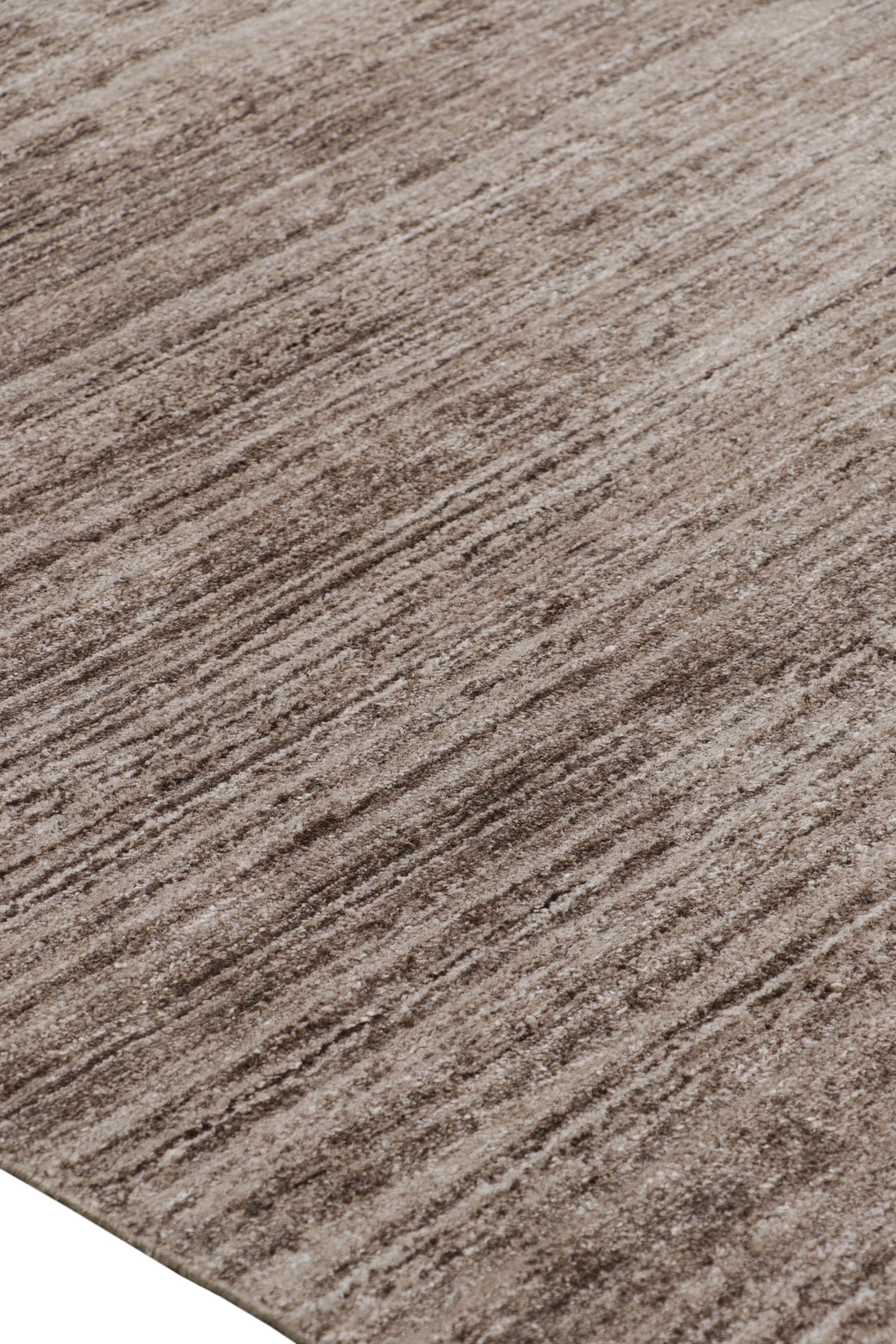 Fabriqué à la main en soie d'art, ce tapis 15x15 est un nouvel ajout à la collection de tapis Textural de Rug & Kilim - avec une gamme impressionnante de couleurs neutres et une attention au mouvement dans son jeu unique de rayures et de stries.