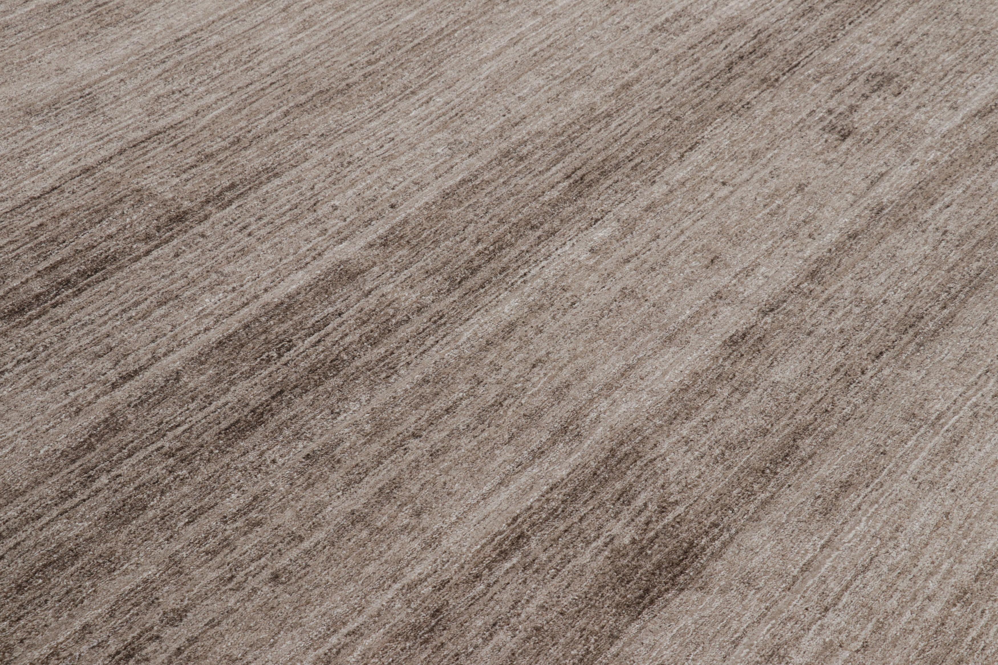 Moderne Rug & Kilim's Oversized Textural Square Rug in Solid Beige-Brown Striae (tapis carré texturé surdimensionné en beige et brun) en vente