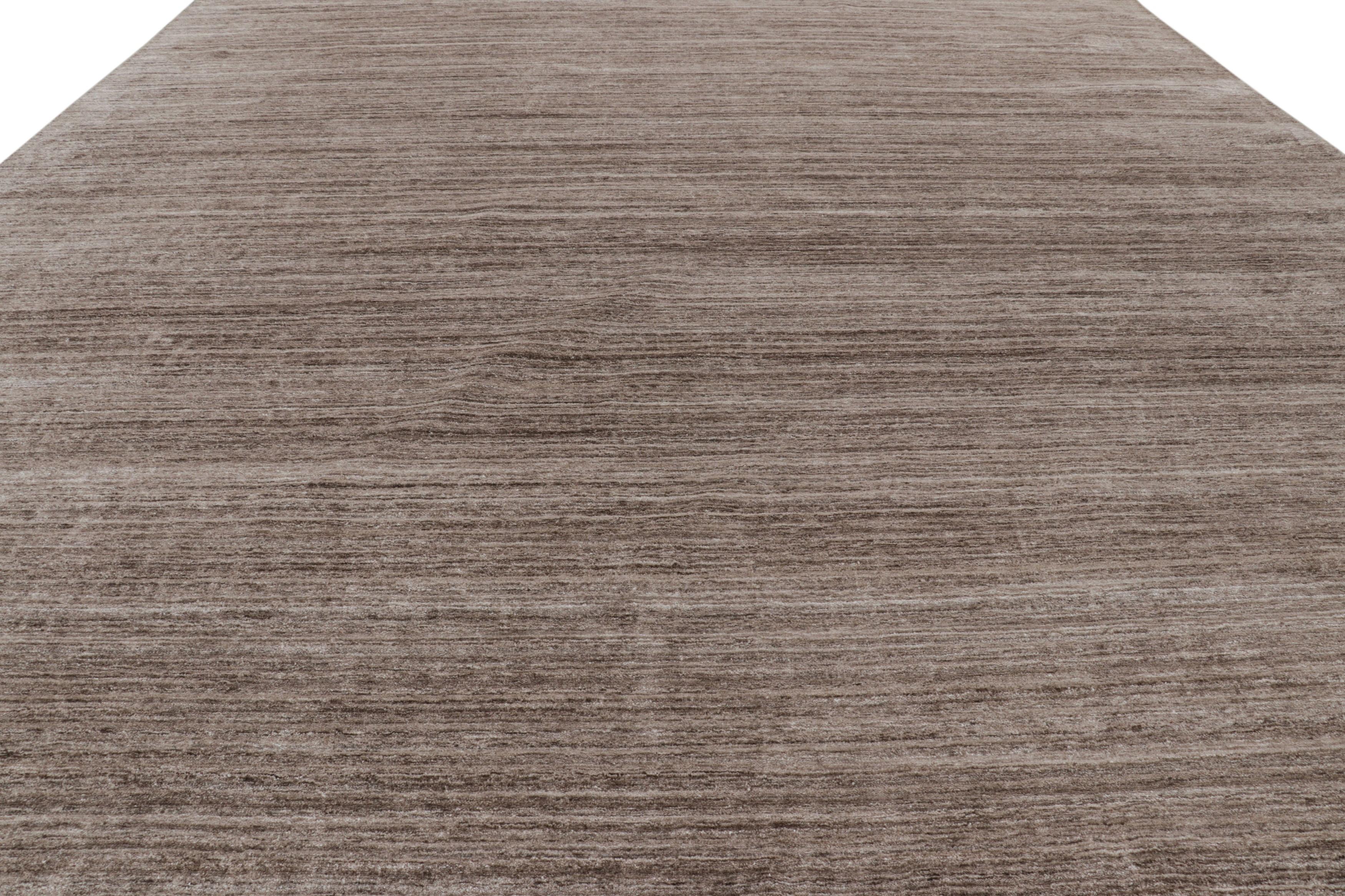 Indien Rug & Kilim's Oversized Textural Square Rug in Solid Beige-Brown Striae (tapis carré texturé surdimensionné en beige et brun) en vente