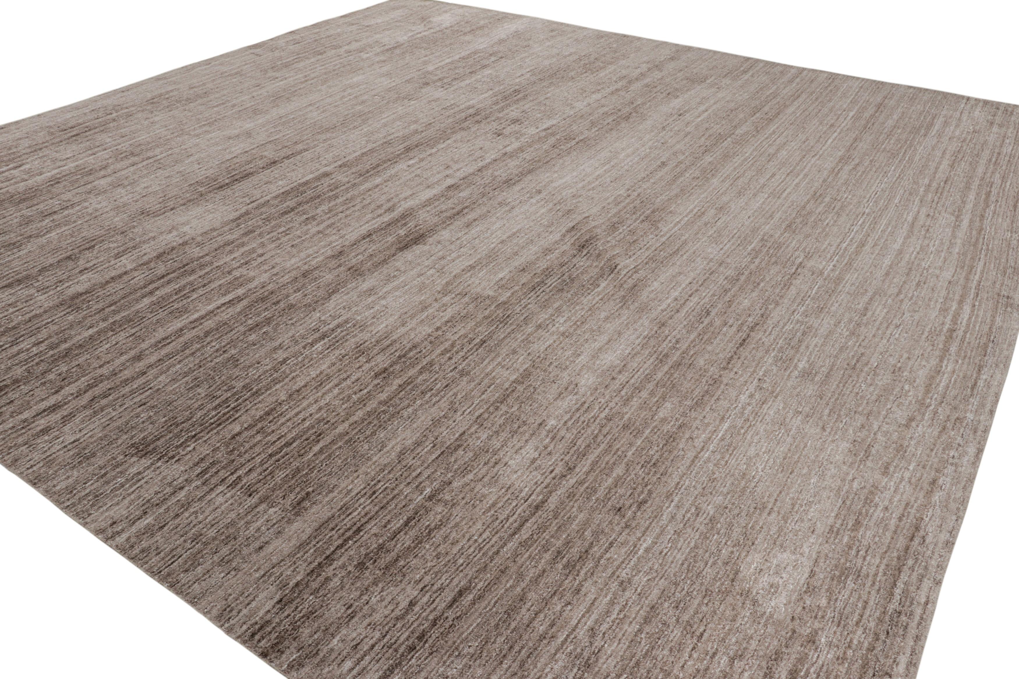 Noué à la main Rug & Kilim's Oversized Textural Square Rug in Solid Beige-Brown Striae (tapis carré texturé surdimensionné en beige et brun) en vente