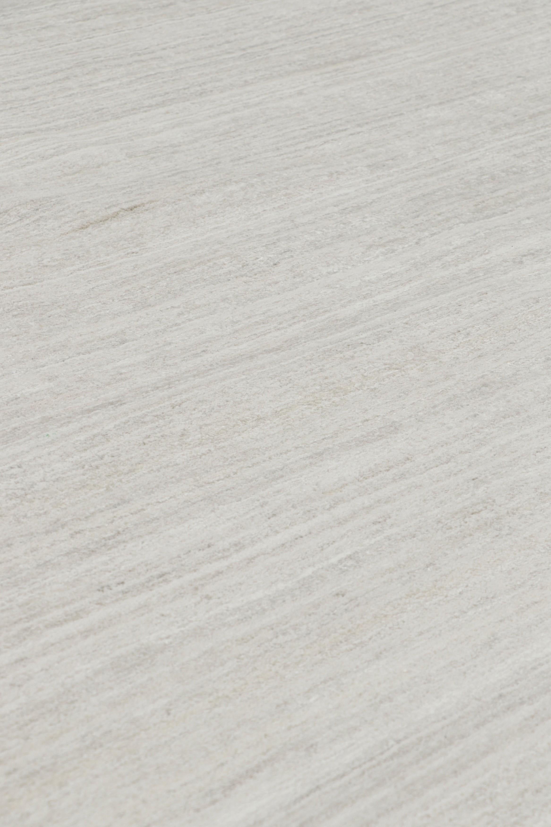 Dieser handgefertigte Teppich im Format 15x15 aus Kunstseide ist eine reichhaltige Ergänzung der Textural-Teppichkollektion von Rug & Kilim - mit einer beeindruckenden Palette an neutralen Farben und der Aufmerksamkeit für Bewegung in seinem