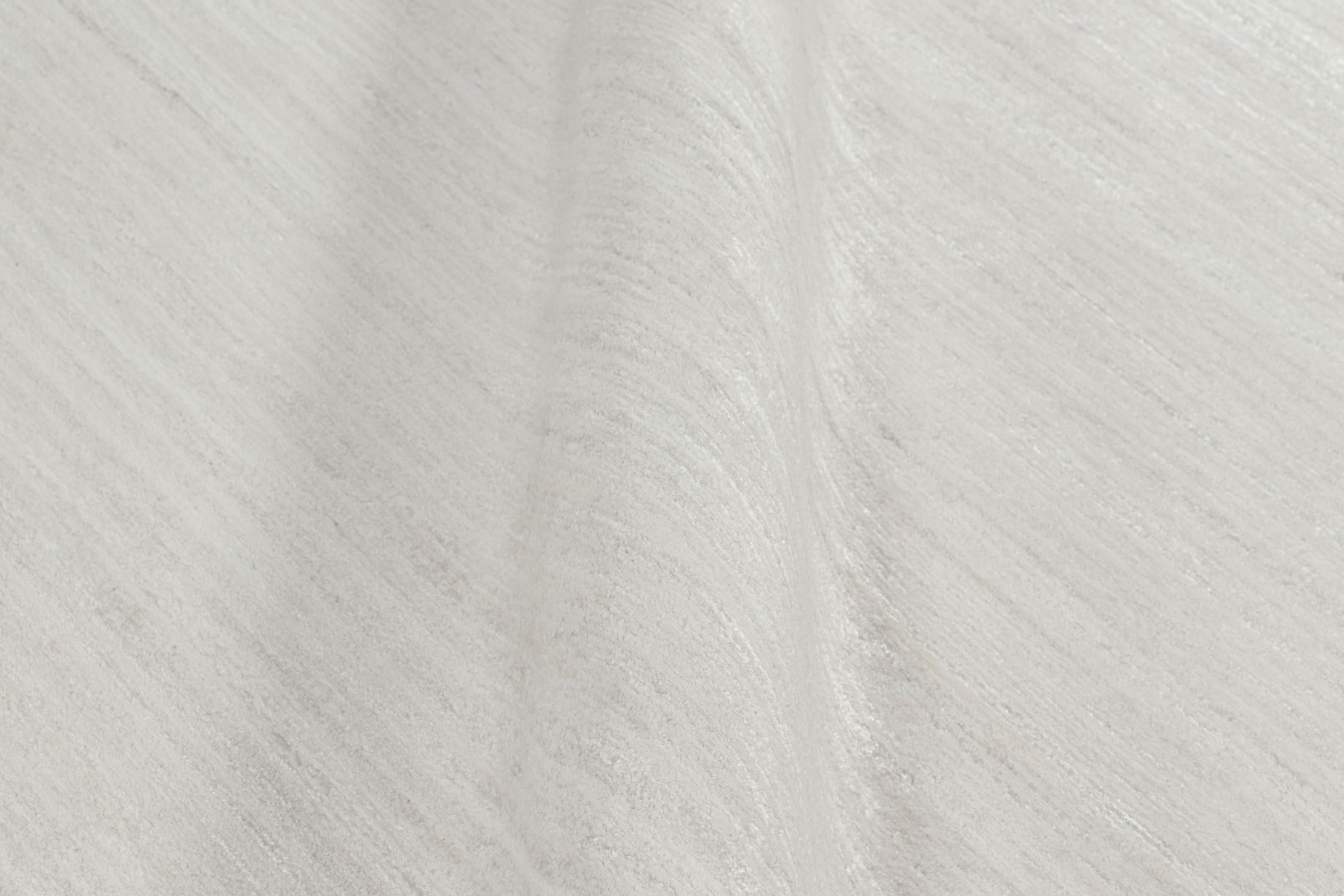 Übergroßer quadratischer Teppich von Rug & Kilim in Weiß und Grau mit Streifen (21. Jahrhundert und zeitgenössisch) im Angebot