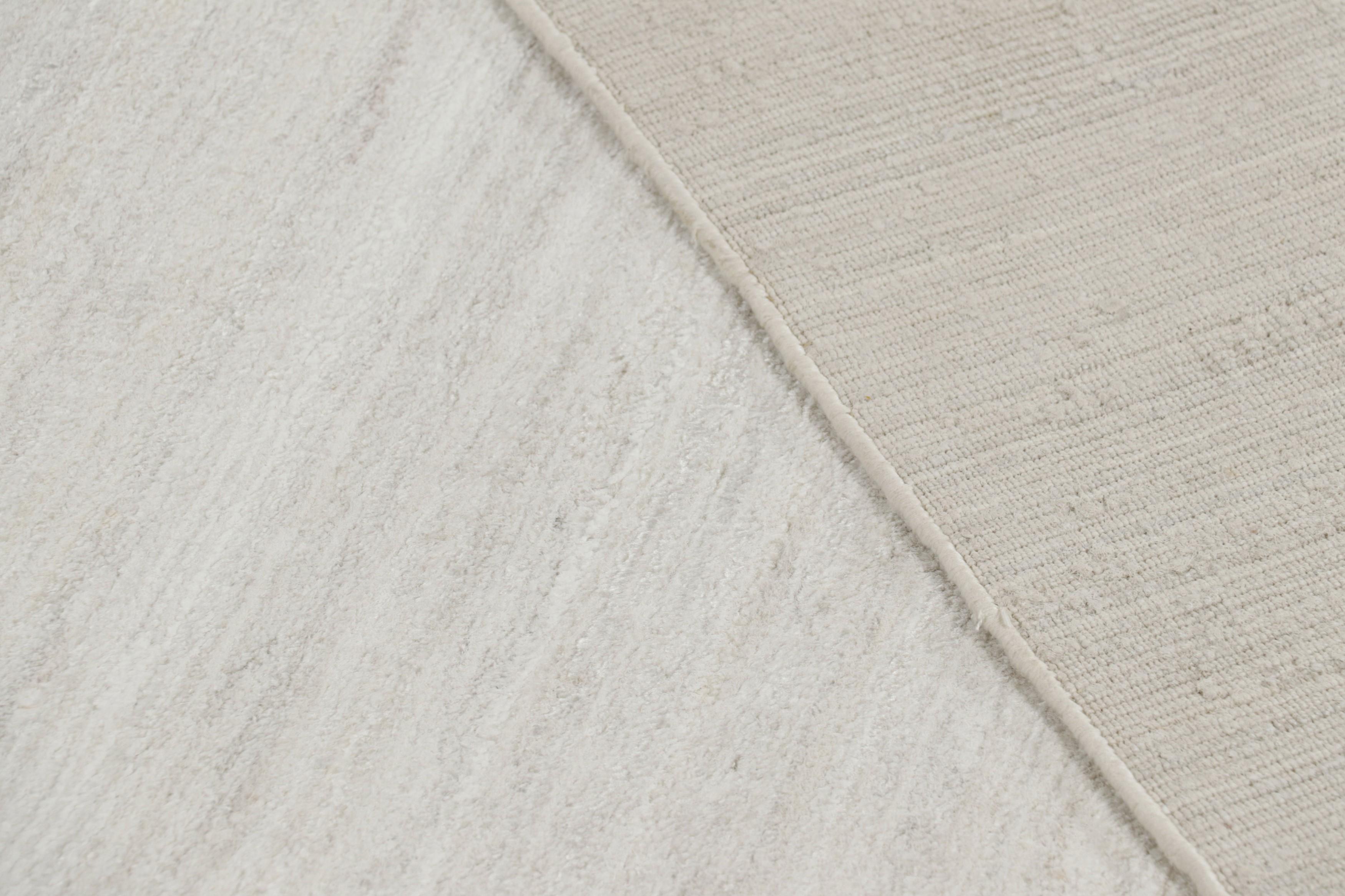 Übergroßer quadratischer Teppich von Rug & Kilim in Weiß und Grau mit Streifen (Seide) im Angebot