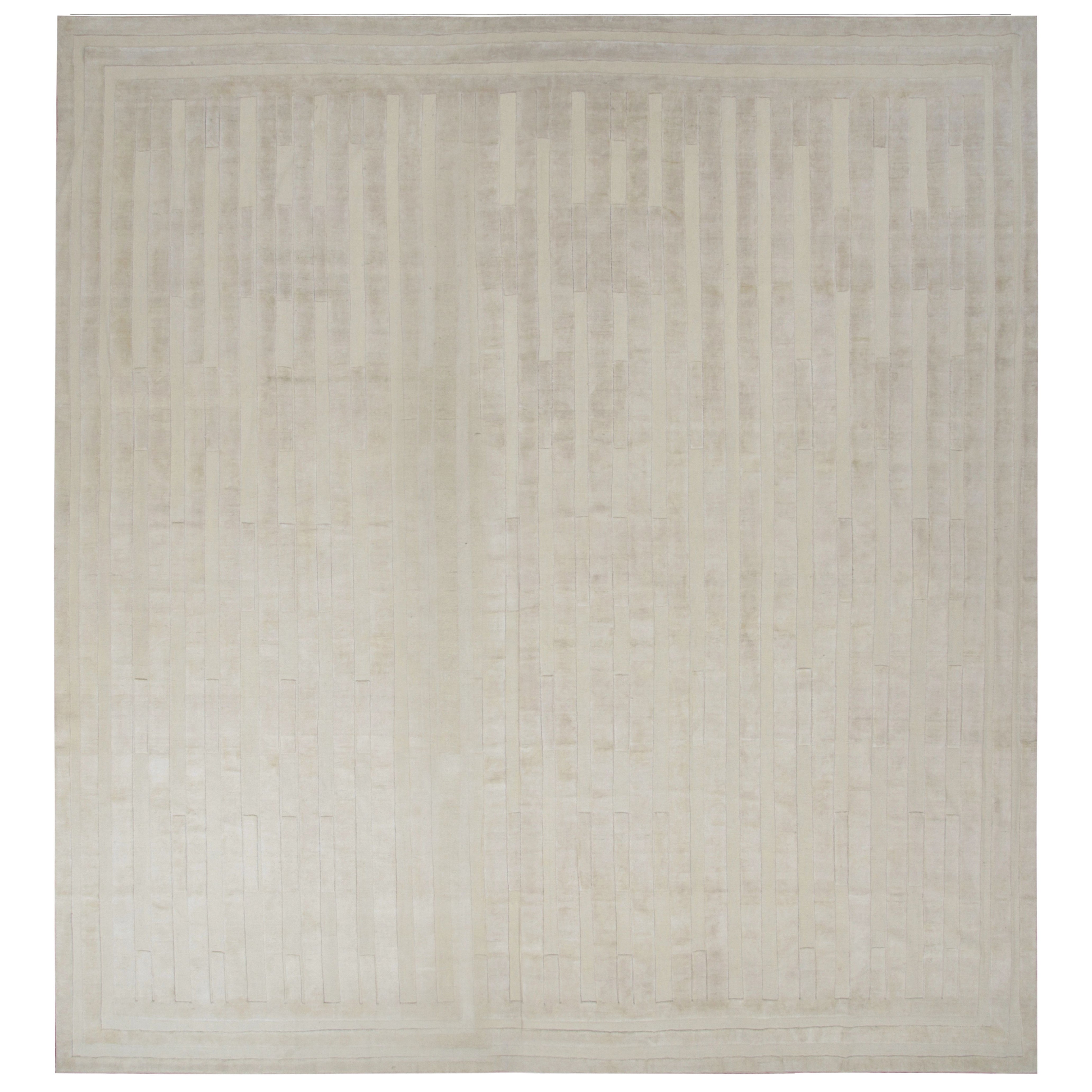 Tapis carré texturé surdimensionné de Rug 
Kilim, rayures subtiles crème et blanc en hauteur en vente