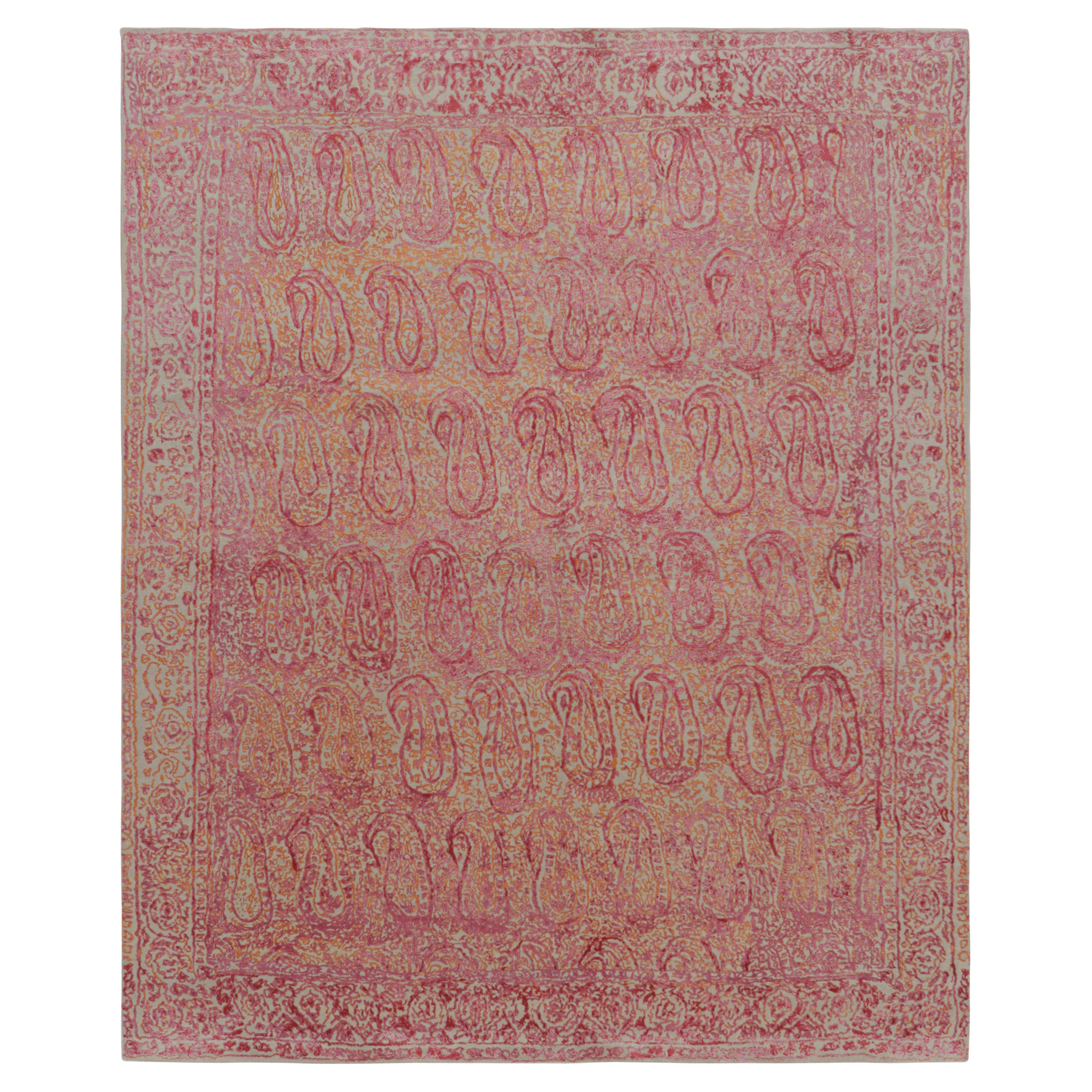 Rug & Kilim è un tappeto di transizione in stile Paisley con motivi floreali rossi, arancioni e rosa. in vendita