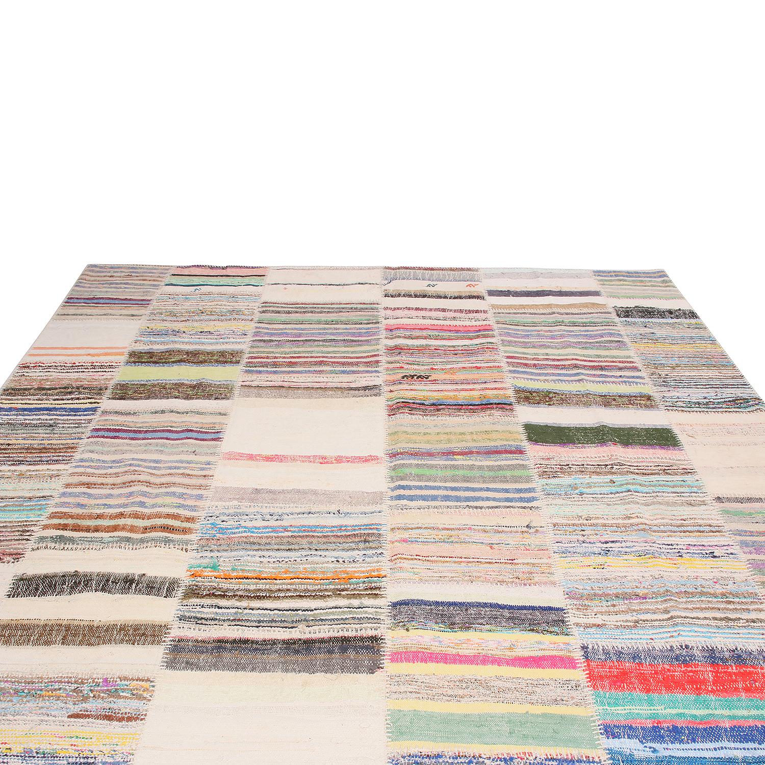 Dieser neue flachgewebte geometrische Kilim-Teppich aus der Patchwork-Kollektion von Rug & Kilim ist aus hochwertiger Wolle aus der Türkei handgewebt und besteht aus ausgewählten Stücken von Vintage-Kilim-Teppichen in einem lebhaften Spektrum von