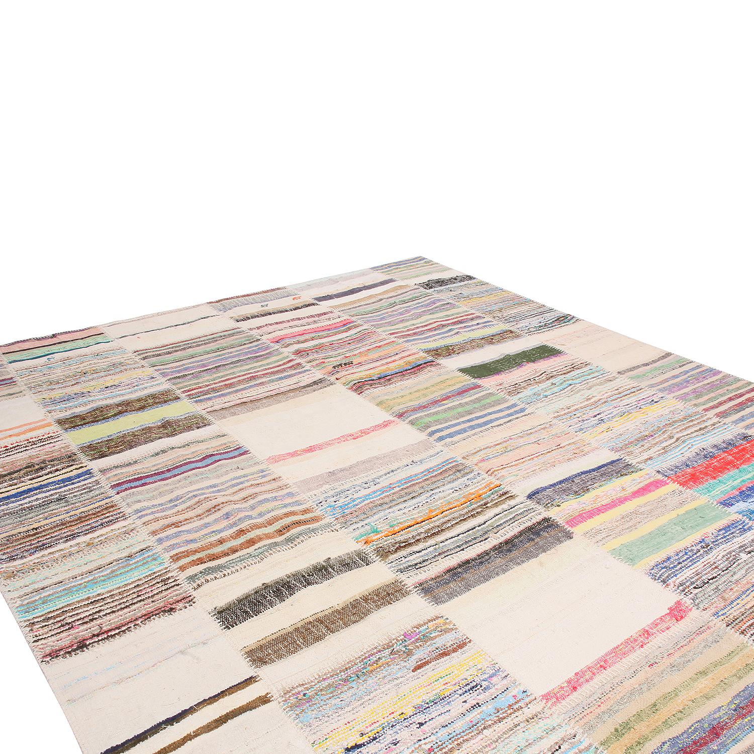 Beigefarbener und mehrfarbiger Woll-Kilim-Teppich von Rug & Kilim (Patchwork) (Kelim) im Angebot