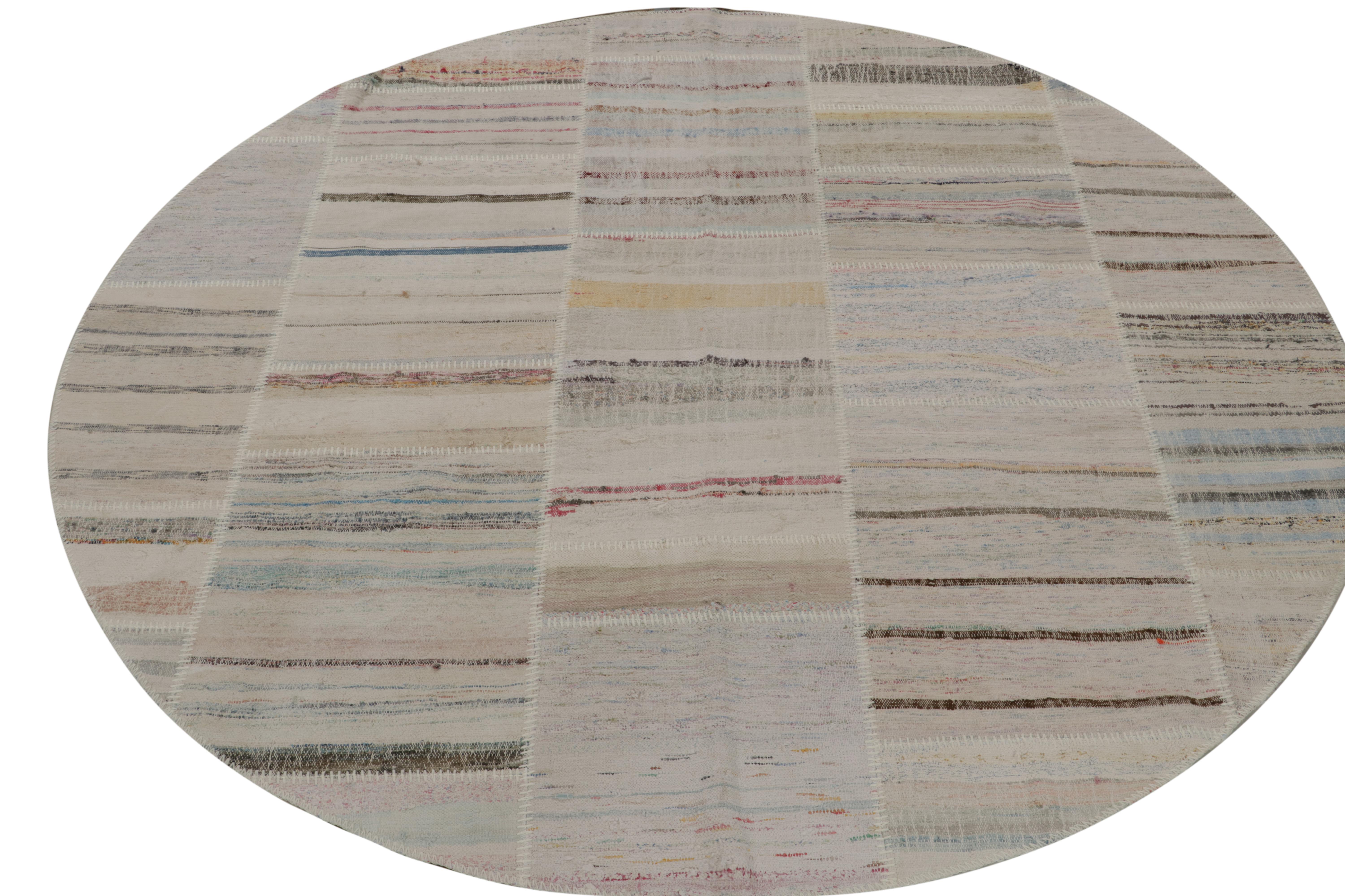 Rug & Kilim präsentiert einen geräumigen 8x8 großen, kreisförmigen Teppich aus ihrer innovativen neuen Patchwork-Kelim-Kollektion. Er ist aus Wolle handgewebt. 

Über das Design: 

Bei dieser Flachgewebetechnik werden alte Garne in polychromen