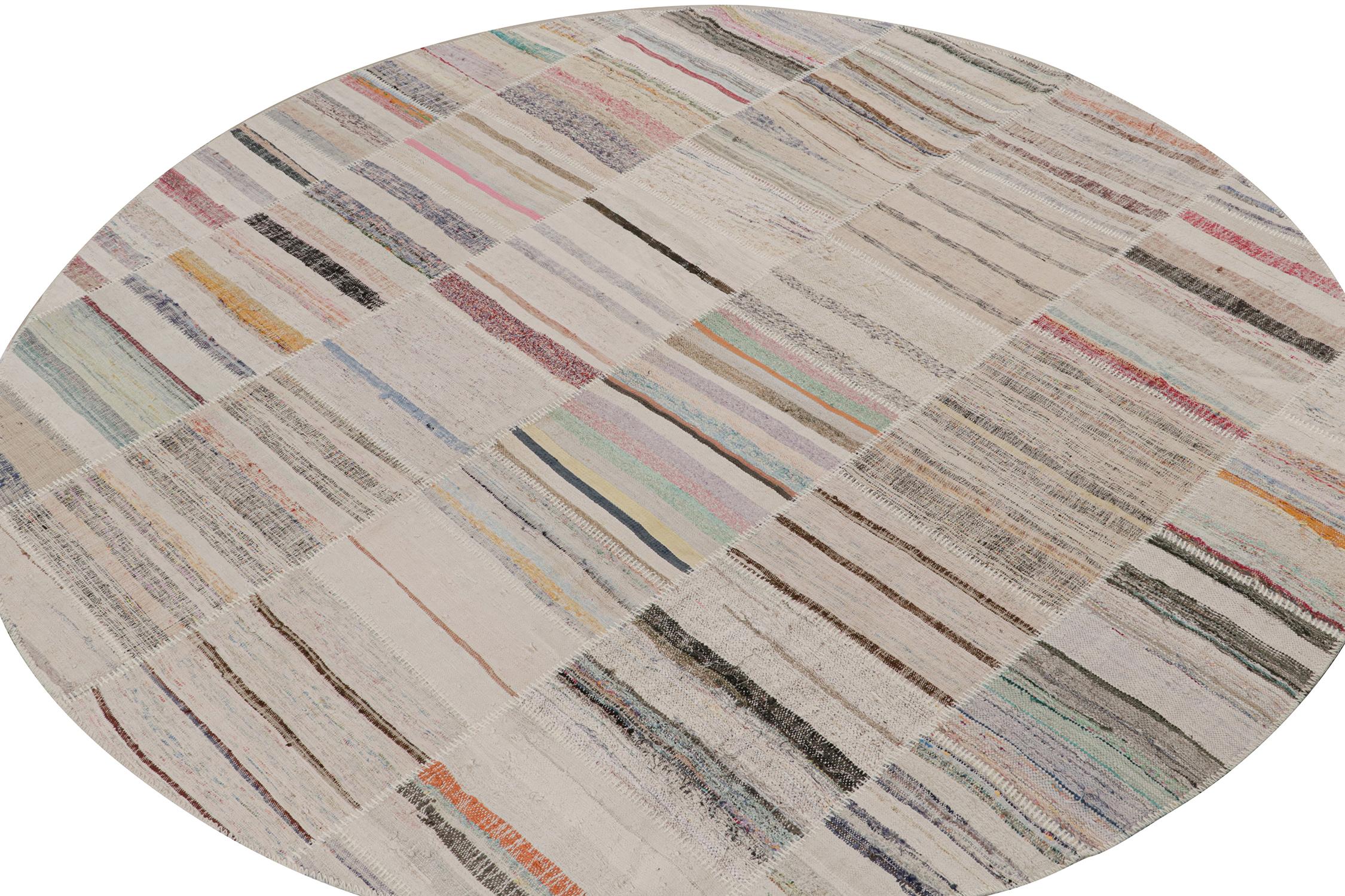 Rug & Kilim präsentiert einen modernen kreisförmigen 10-Fuß-Teppich aus seiner innovativen neuen Patchwork-Kelim-Kollektion. 

Über das Design: 

Bei dieser Flachgewebetechnik werden Vintage-Garne in polychromen Streifen und Schlieren