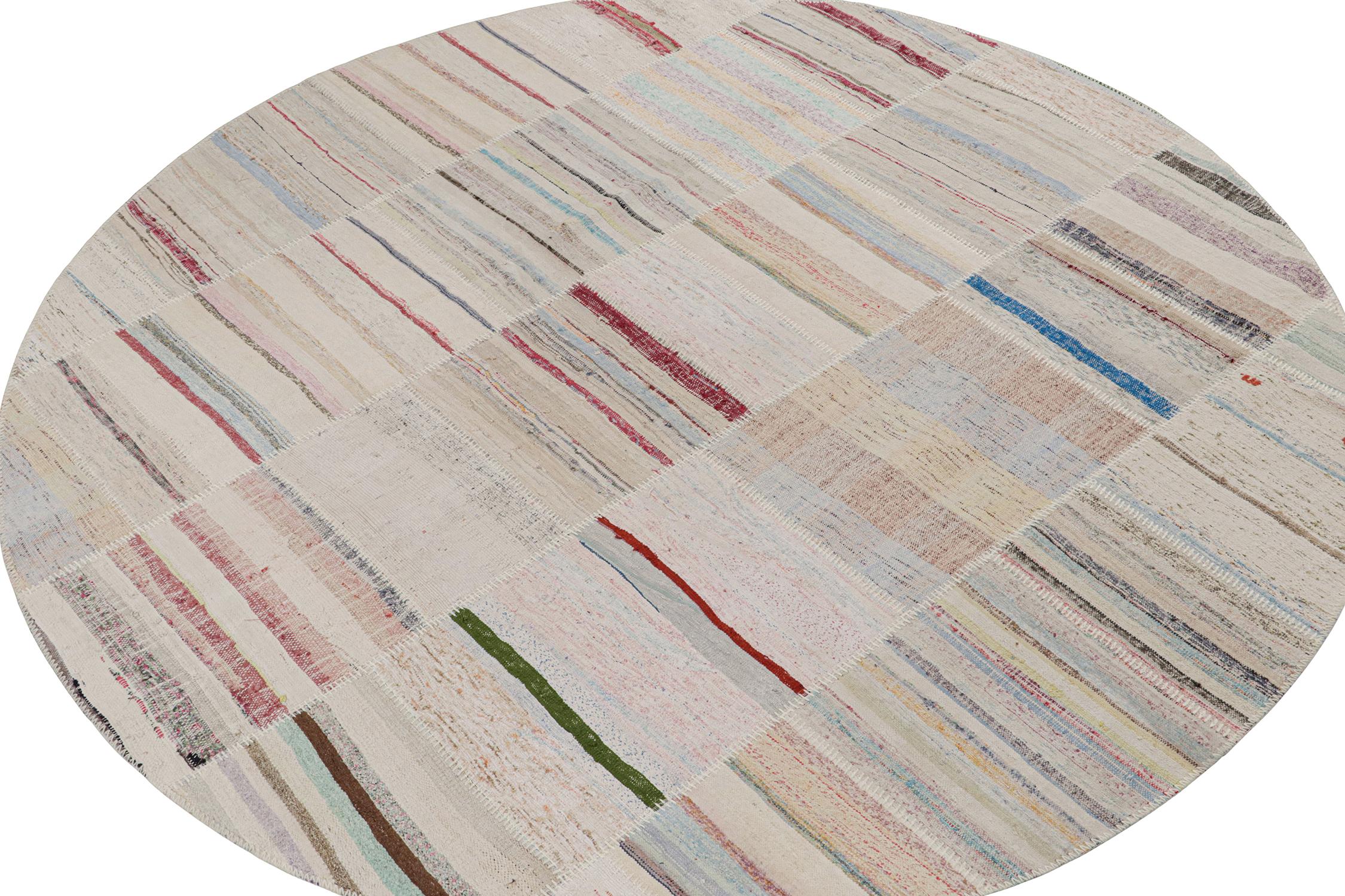 Rug & Kilim präsentiert einen zeitgenössischen kreisförmigen 9'-Teppich aus ihrer innovativen neuen Patchwork-Kelim-Kollektion. 

Über das Design: 

Bei dieser Flachgewebetechnik werden Vintage-Garne in polychromen Streifen und Schlieren