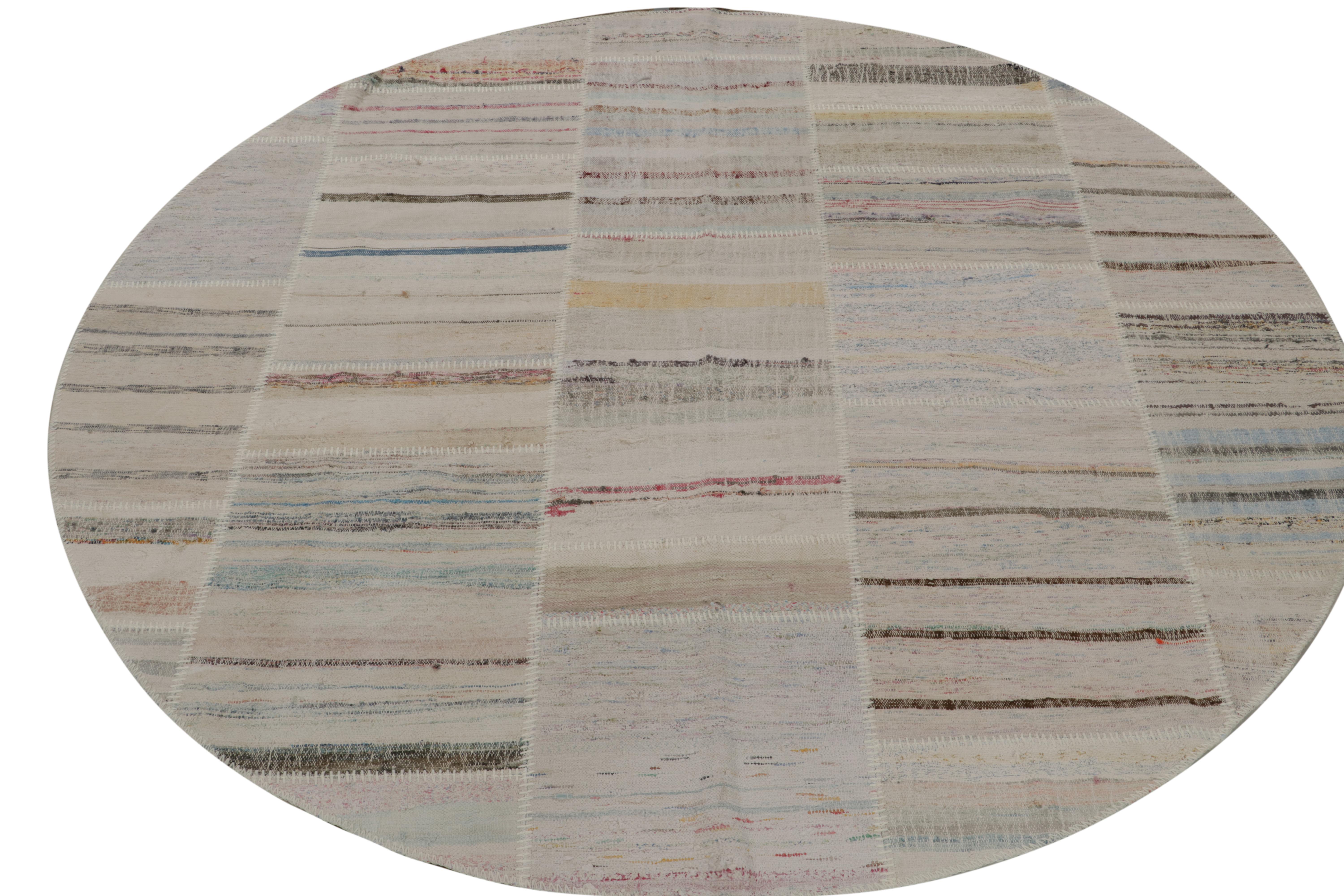 Rug & Kilim präsentiert einen geräumigen, 8x8 großen, kreisförmigen Teppich aus ihrer innovativen neuen Patchwork-Kilim-Kollektion. Er ist aus Wolle handgewebt. 

Über das Design: 

Bei dieser Flachgewebetechnik werden Vintage-Garne in polychromen