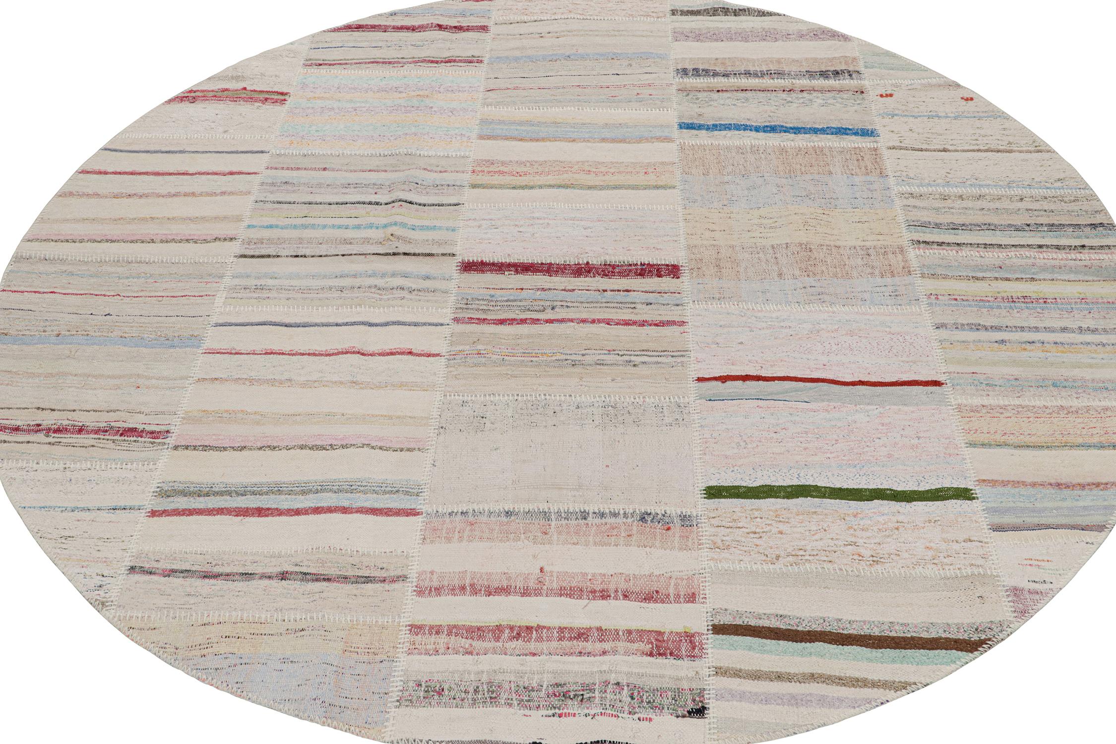 Rug & Kilims kreisförmiger Patchwork-Kilimteppich in mehrfarbigen Streifen (Moderne) im Angebot