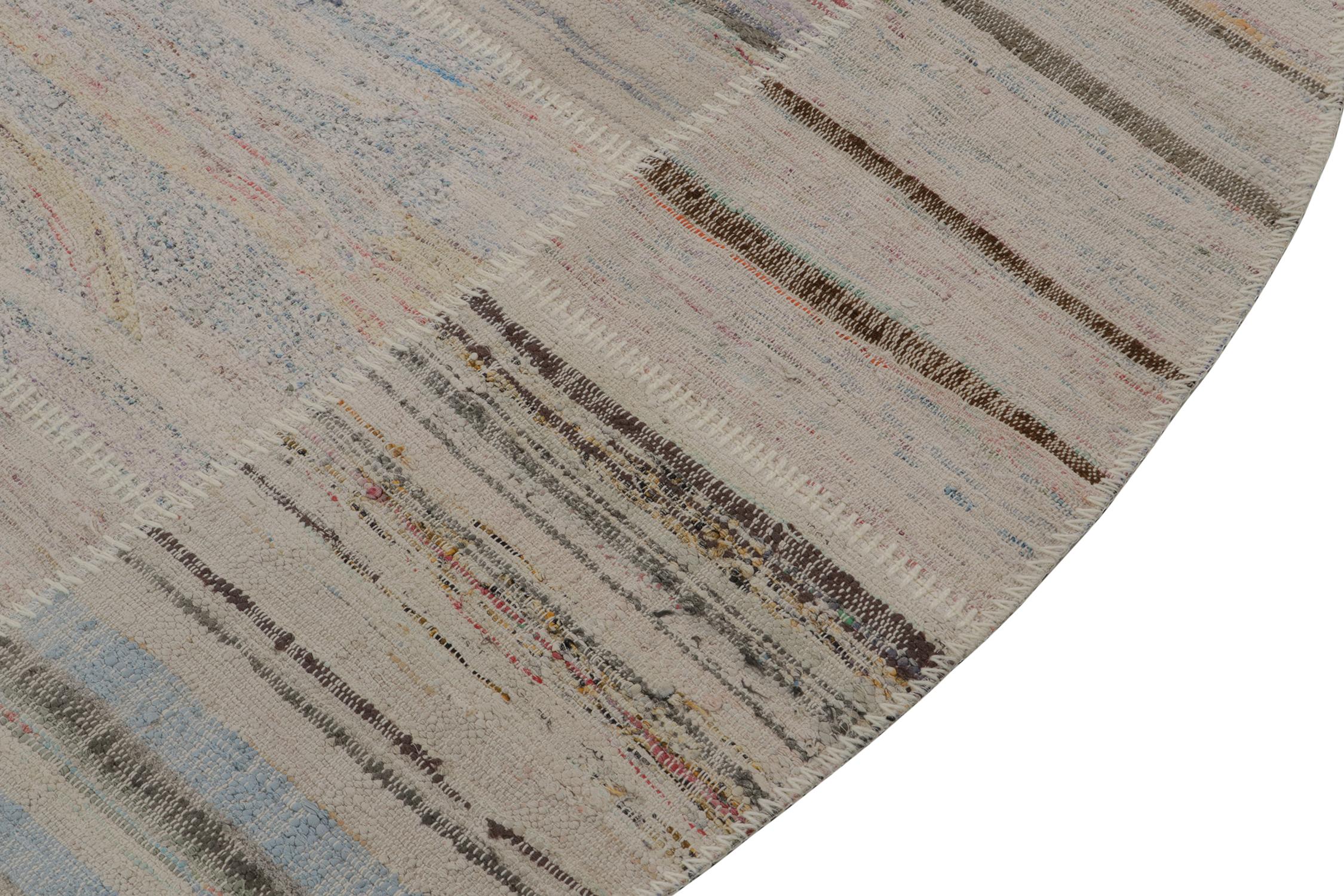 Rug & Kilims kreisförmiger Patchwork-Kilimteppich in mehrfarbigen Streifen (Moderne) im Angebot