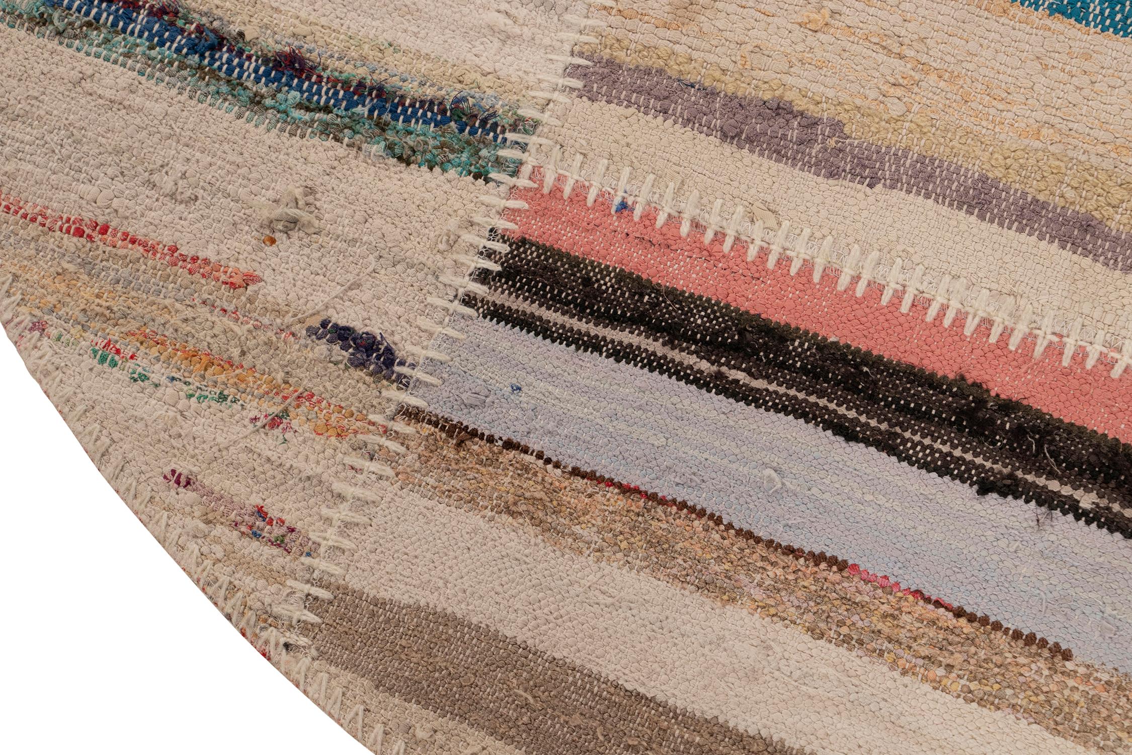 Rug & Kilims kreisförmiger Patchwork-Kilimteppich in mehrfarbigen Streifen (Türkisch) im Angebot