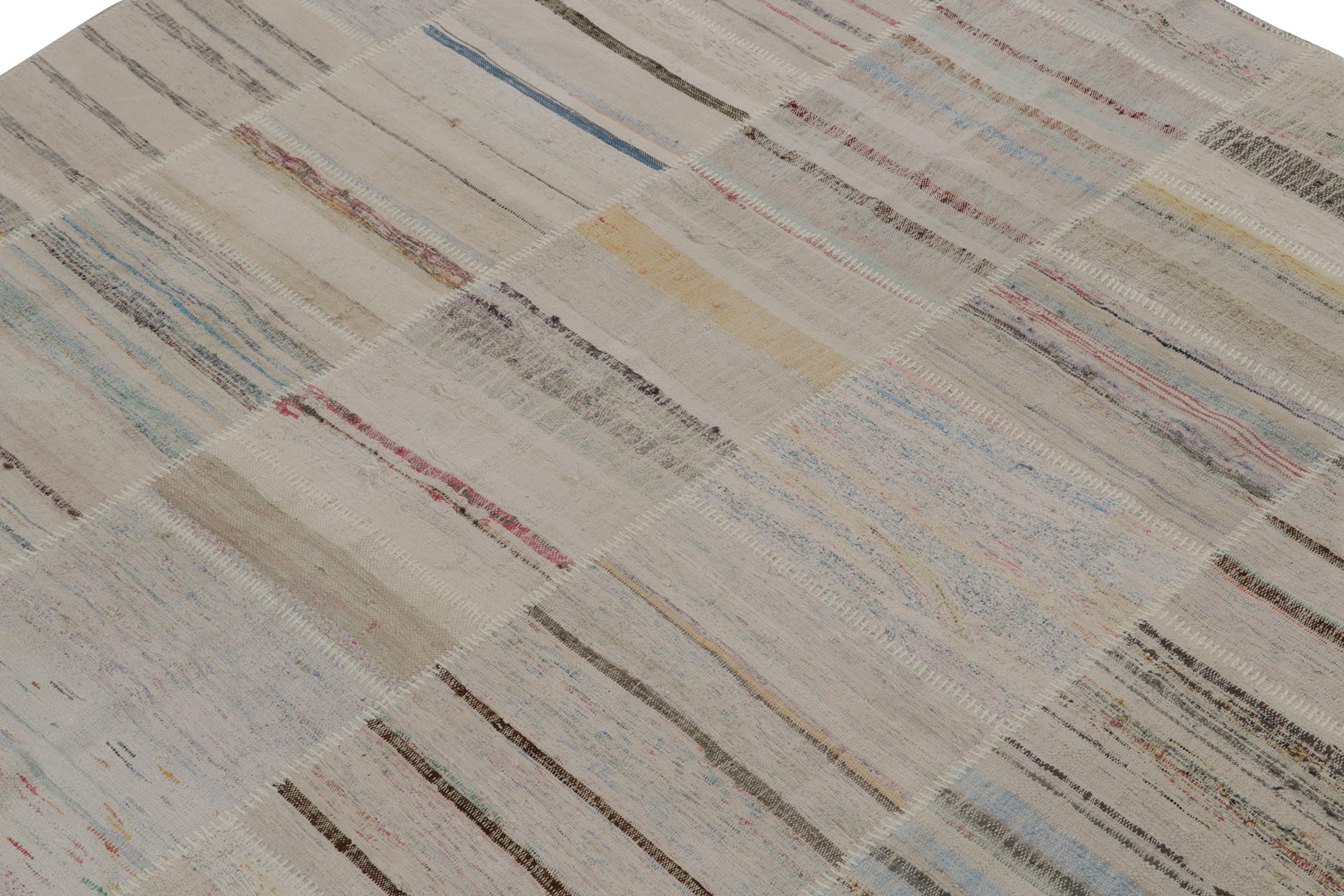Rug & Kilims kreisförmiger Patchwork-Kilimteppich in mehrfarbigen Streifen (Türkisch) im Angebot
