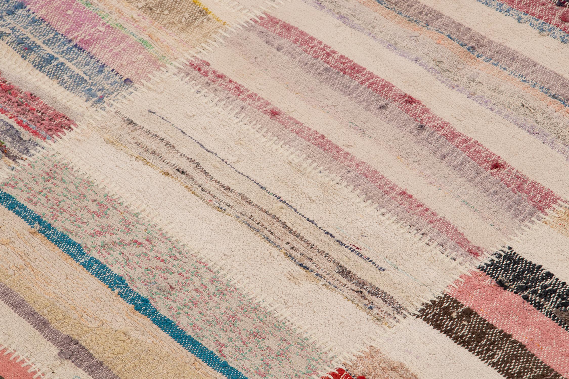 Rug & Kilims kreisförmiger Patchwork-Kilimteppich in mehrfarbigen Streifen (Handgeknüpft) im Angebot