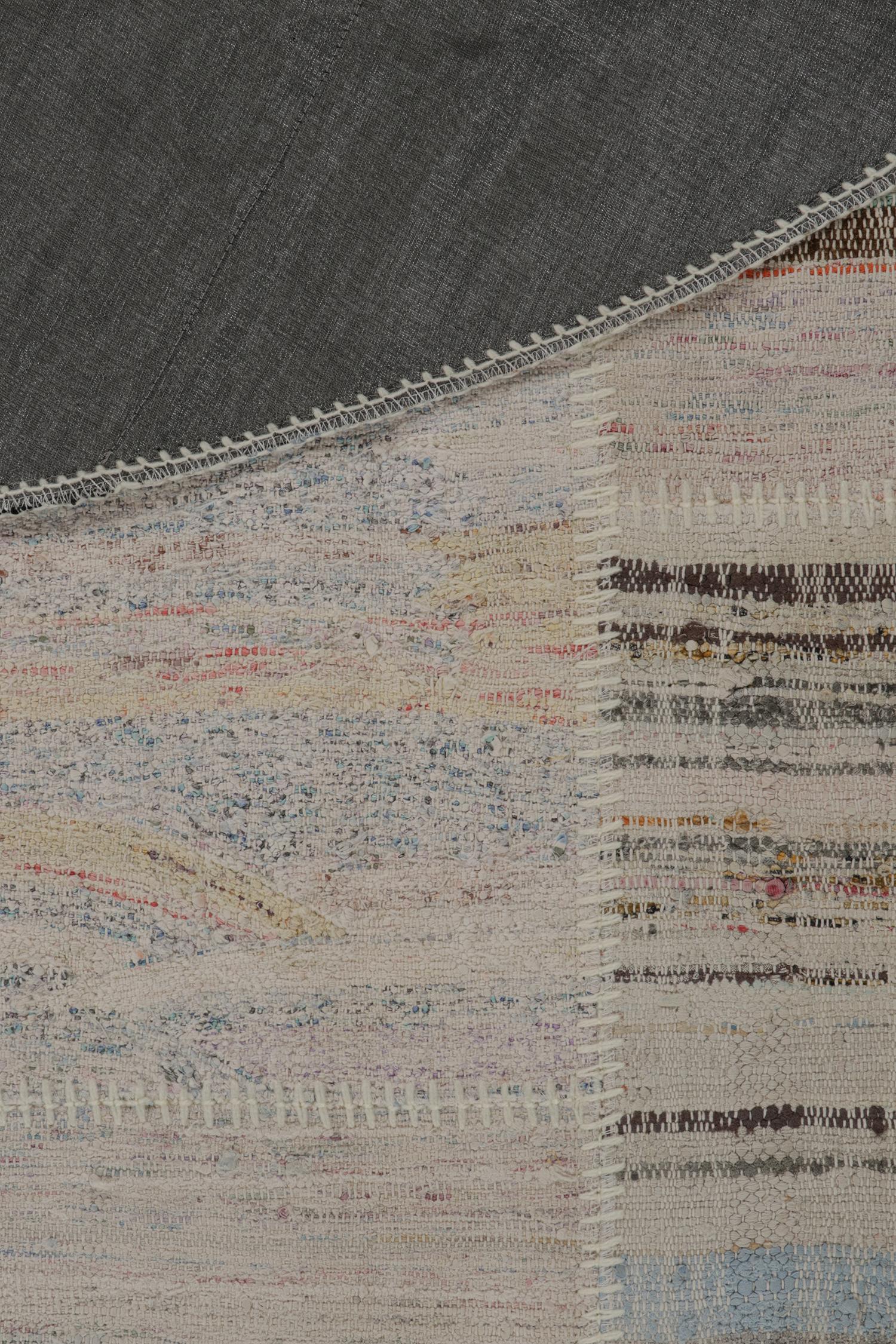 Rug & Kilims kreisförmiger Patchwork-Kilimteppich in mehrfarbigen Streifen im Zustand „Neu“ im Angebot in Long Island City, NY