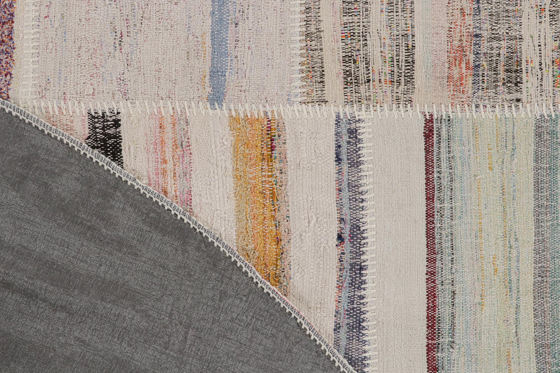 Rug & Kilims kreisförmiger Patchwork-Kilimteppich in mehrfarbigen Streifen (21. Jahrhundert und zeitgenössisch) im Angebot