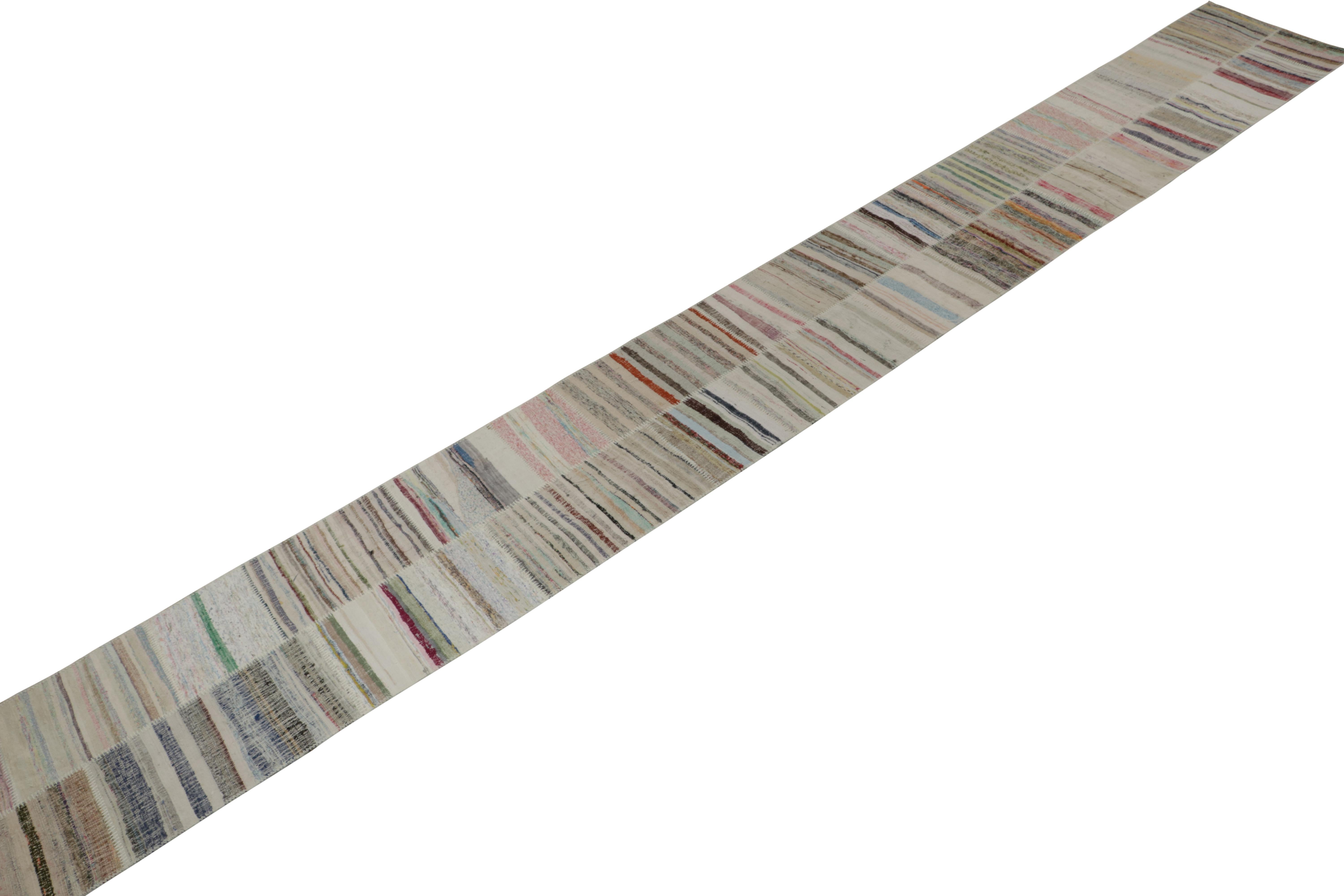 Rug & Kilim präsentiert einen zeitgenössischen Läufer in Übergröße 3x25 aus ihrer innovativen neuen Patchwork-Kelim-Kollektion. 

Über das Design: 

Bei dieser Flachgewebetechnik werden Vintage-Garne in polychromen Streifen und Schlieren