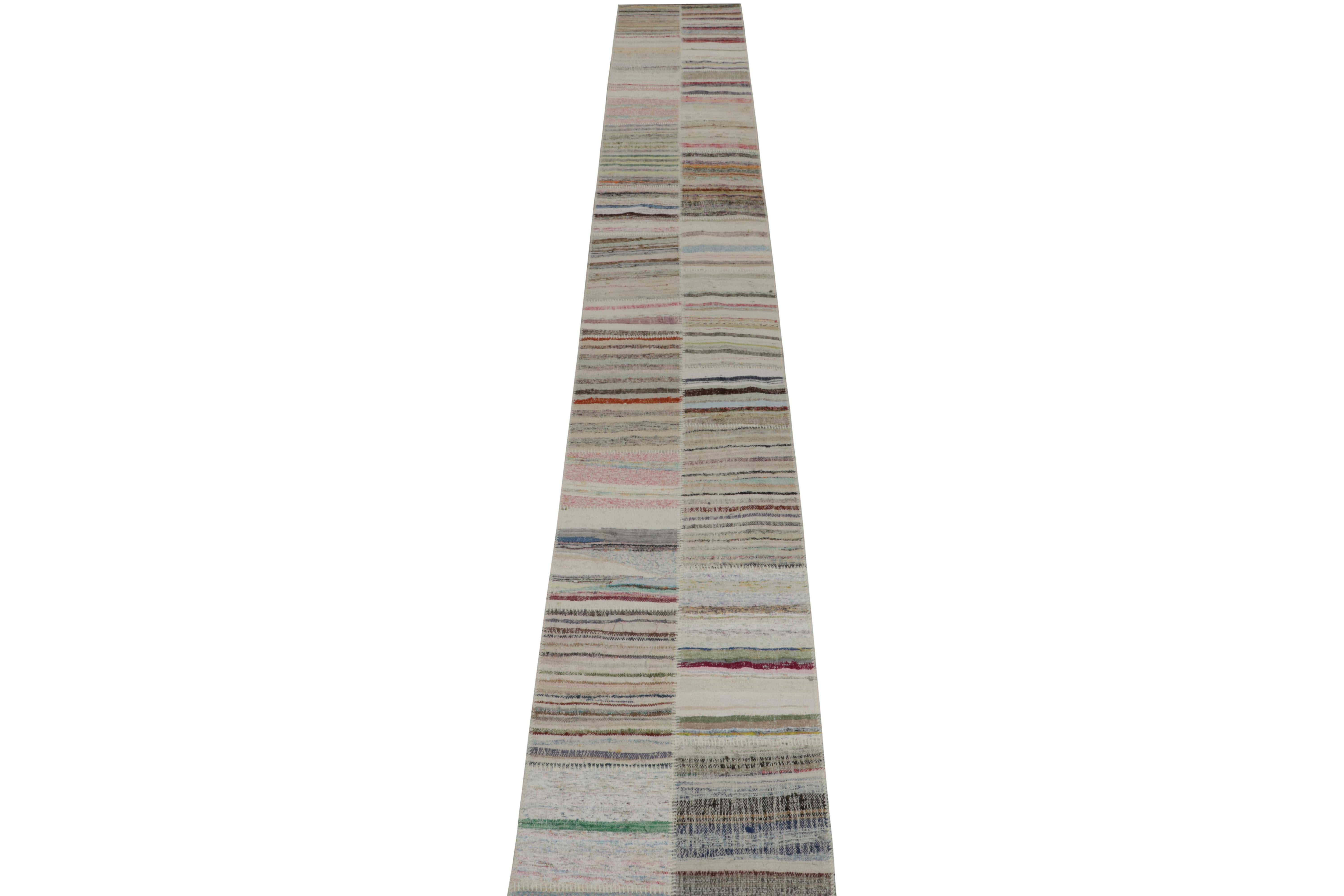 Moderno Rug & Kilim - Runner Patchwork Kilim extra-lungo a strisce policromatiche in vendita
