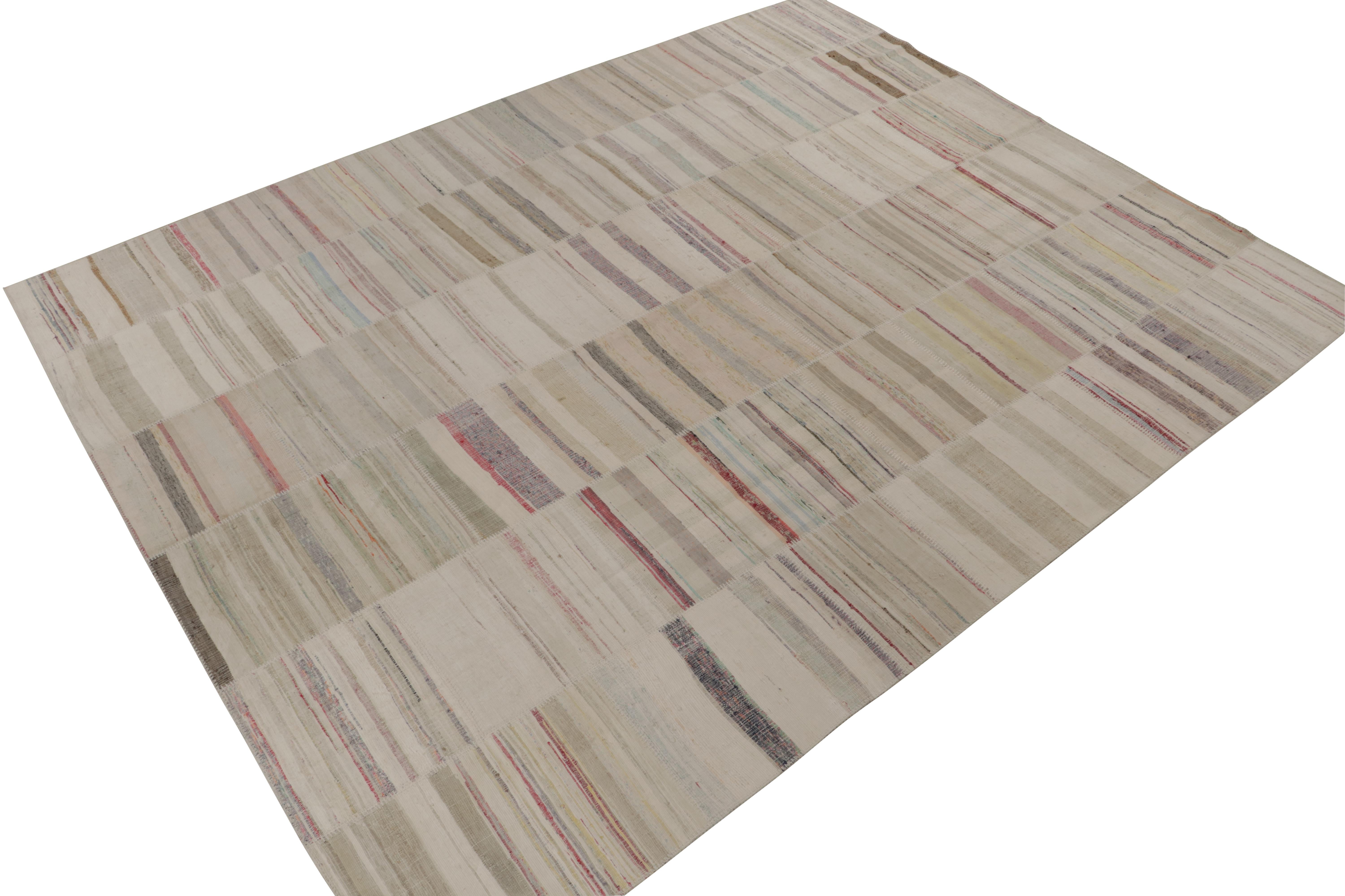 Rug & Kilim präsentiert einen handgewebten Wollteppich im Format 11x13 aus ihrer innovativen neuen Patchwork-Kilim-Kollektion. 

Über das Design: 

Bei dieser Flachgewebetechnik werden Vintage-Garne in polychromen Streifen und Schlieren